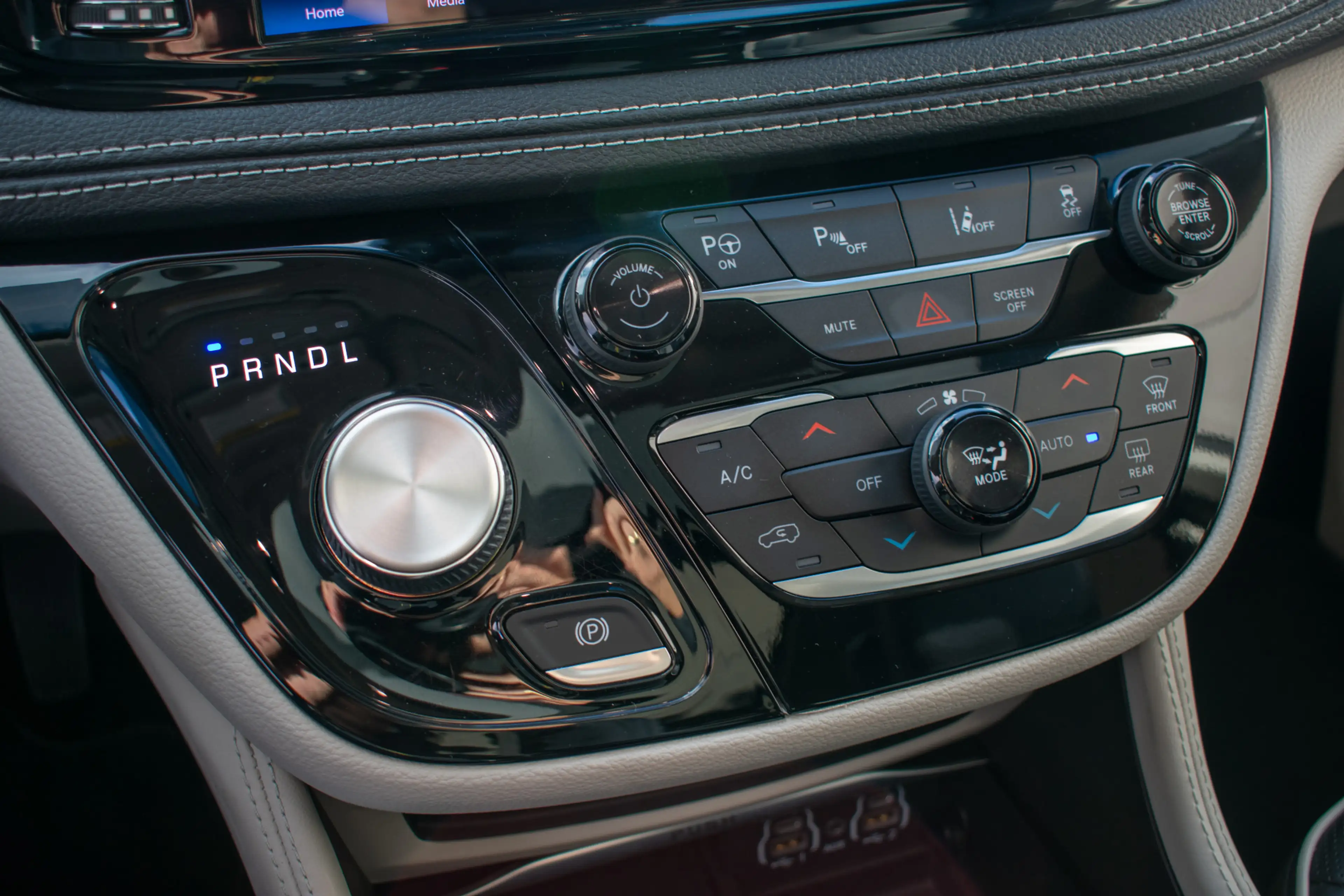 Chrysler Pacifica Plug-in-Hybrid 3.6 V6 Limited Pano ACC Entertainme — photo 25