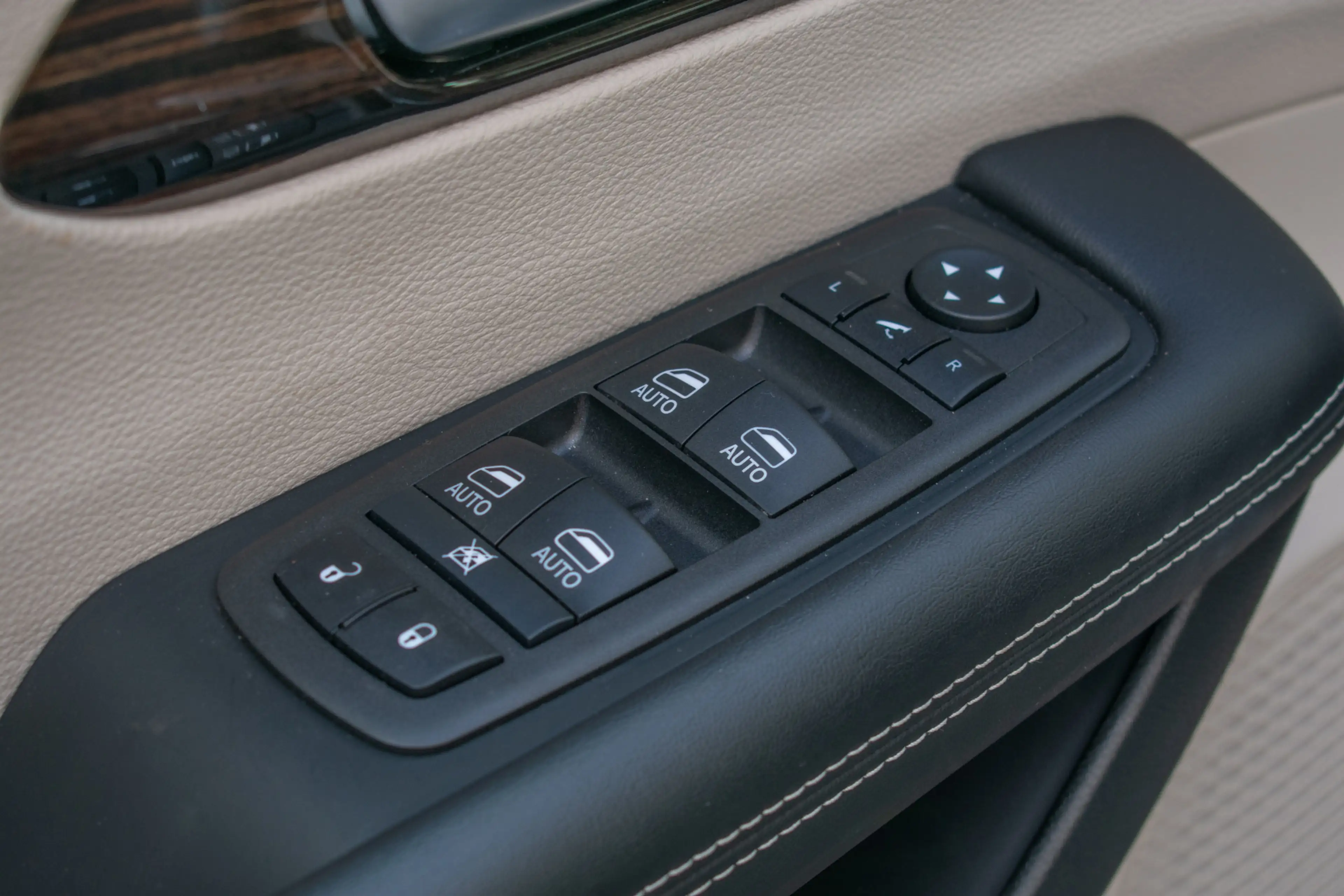 Chrysler Pacifica Plug-in-Hybrid 3.6 V6 Limited Pano ACC Entertainme — photo 28