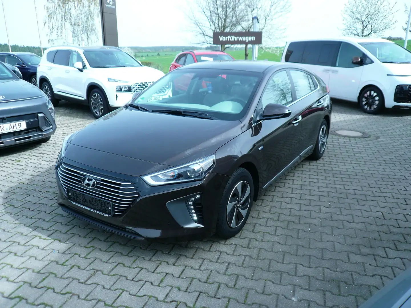 Hyundai IONIQ Hybrid 1.6 GDI Style / Navi / Xenon / TÜV neu Hnědá - 1