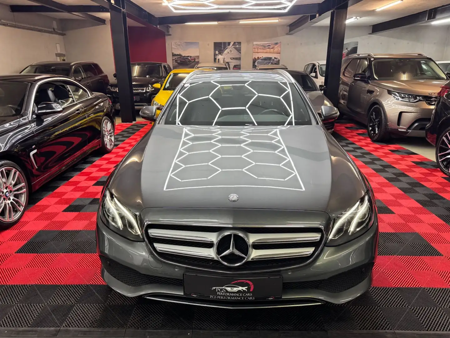 Mercedes-Benz E 220 d T Avantgarde Aut. Grau - 2