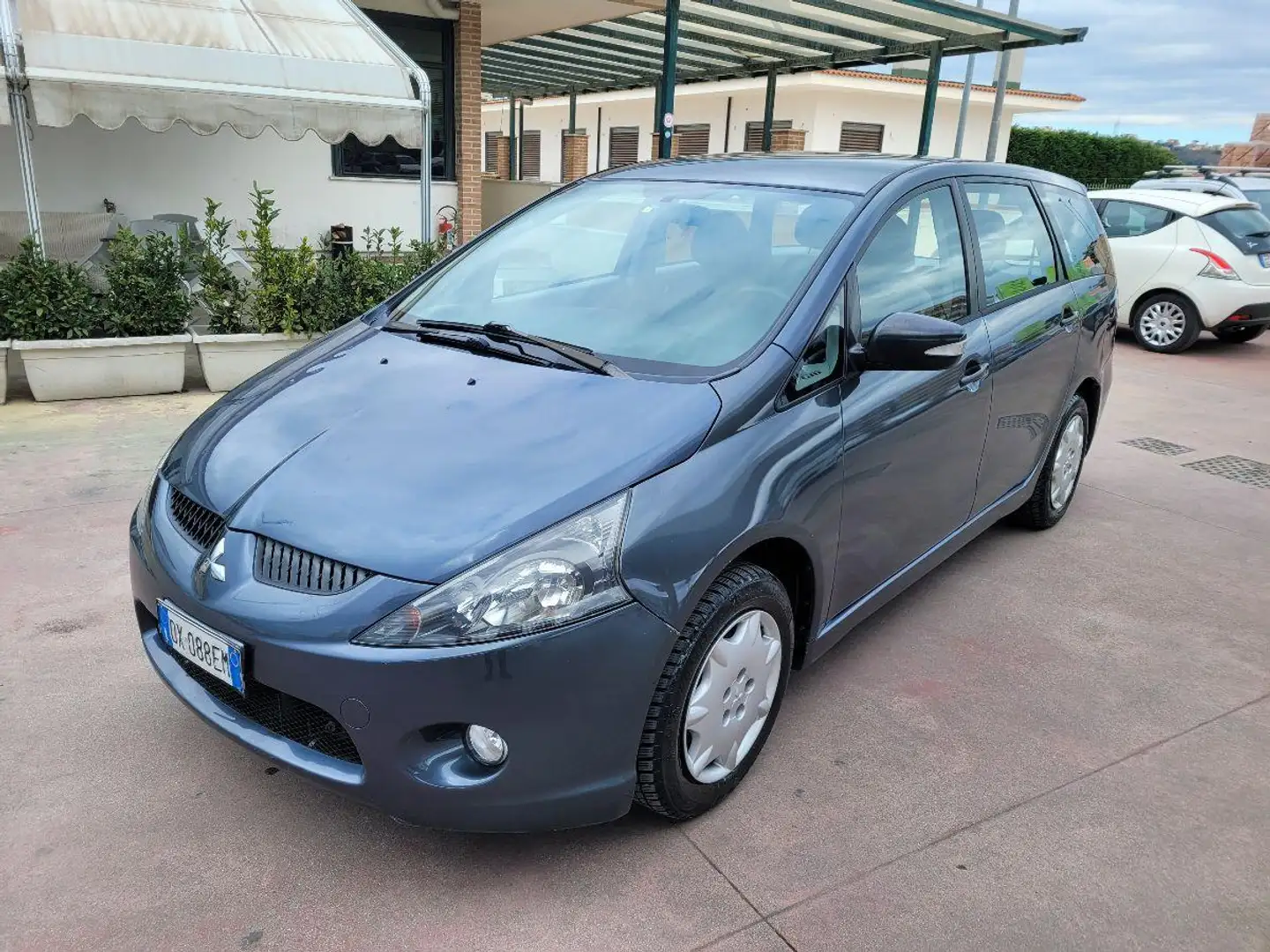 Mitsubishi Grandis DI-D 7 posti Intense Gri - 1