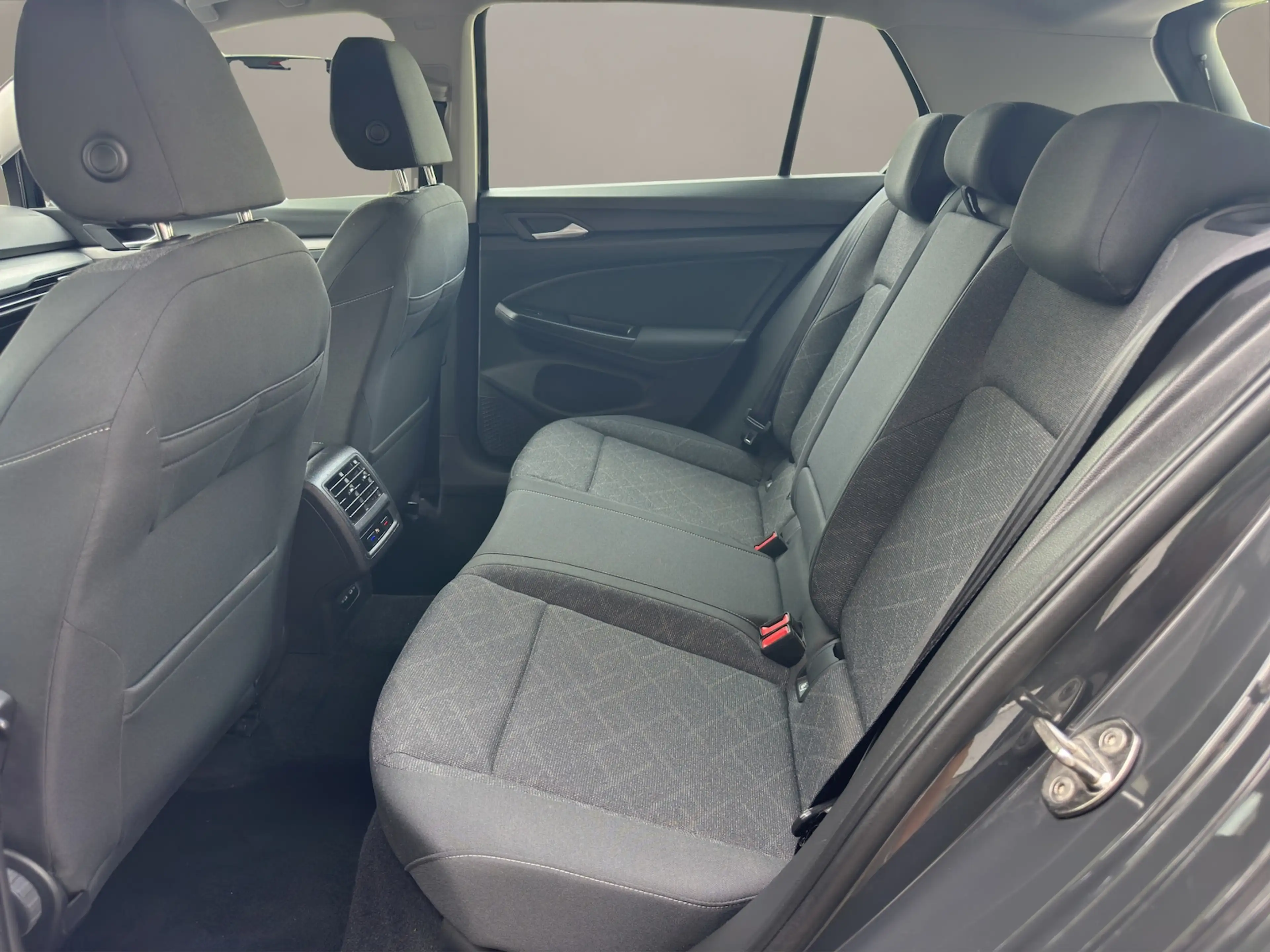 Volkswagen Golf 1.5 TSI Lim. Life LED Matrix Pano APP — photo 10