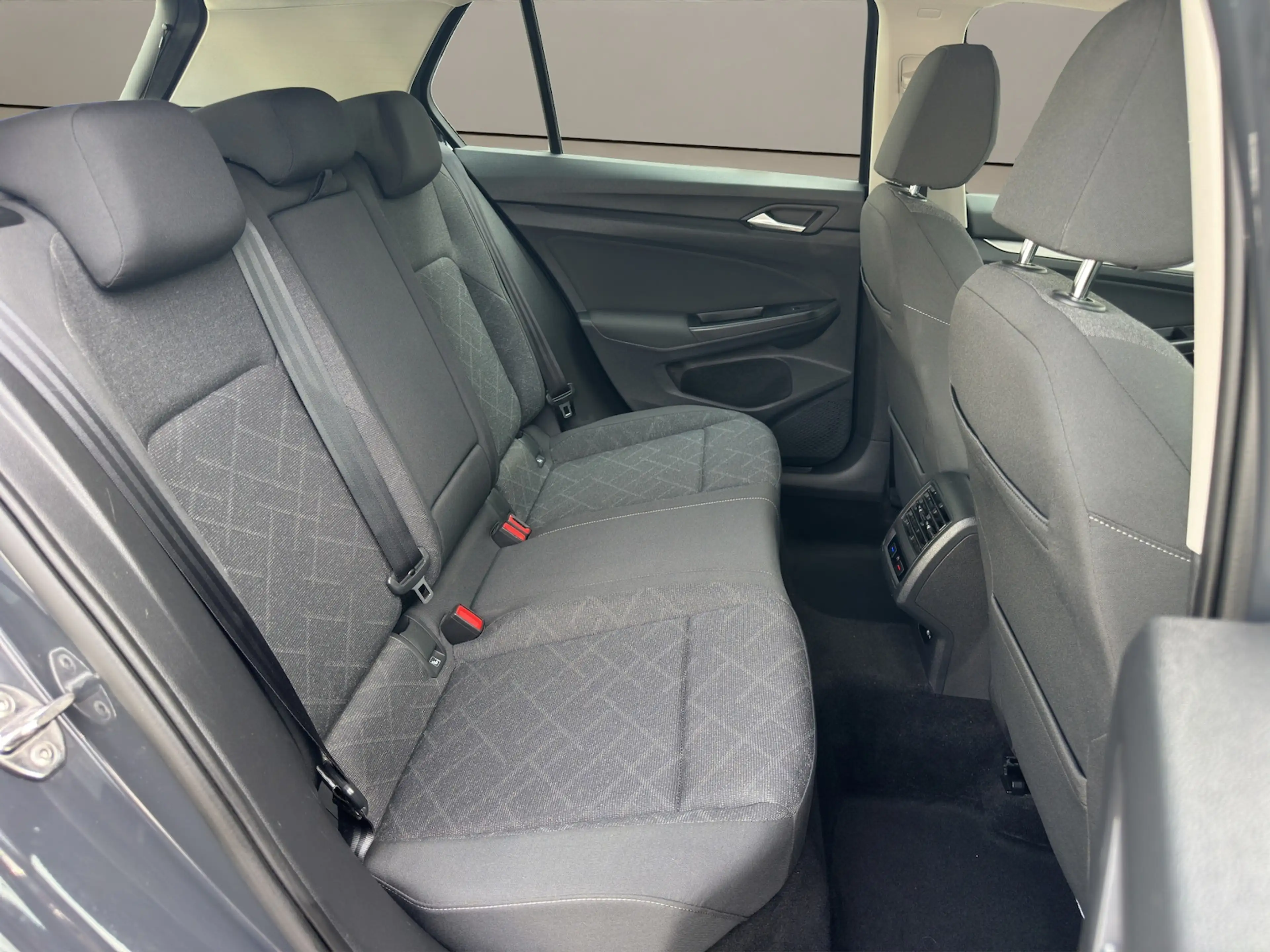 Volkswagen Golf 1.5 TSI Lim. Life LED Matrix Pano APP — photo 12