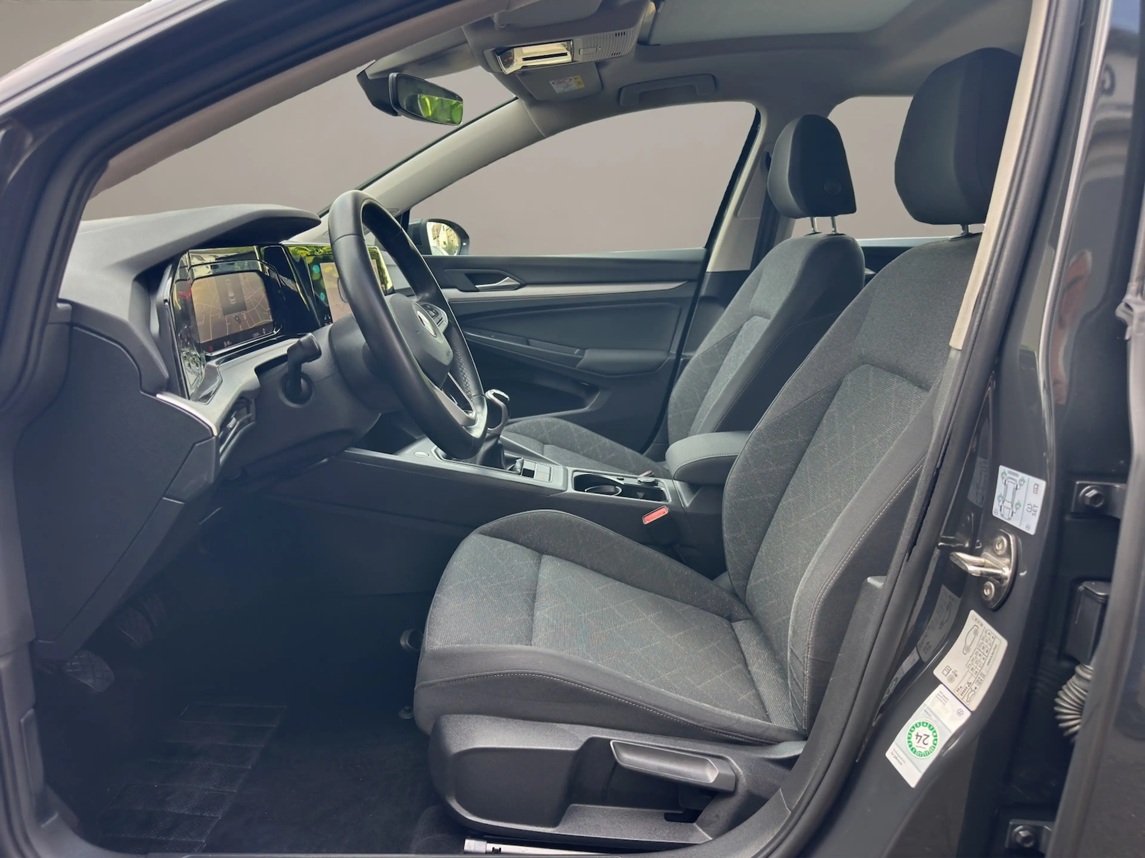 Volkswagen Golf 1.5 TSI Lim. Life LED Matrix Pano APP — photo 9