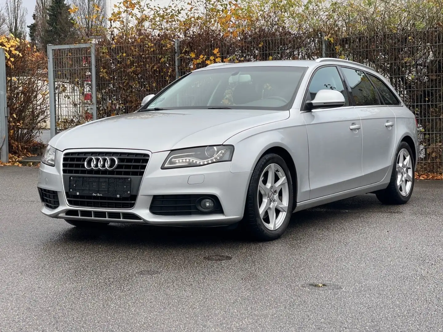 Audi A4 Avant Ambition TÜV NEU + Serviheft Silber - 1
