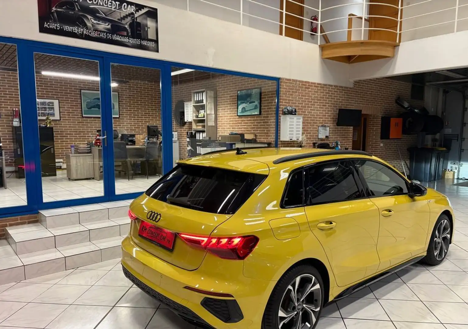 Audi A3 35 TFSI S TRONIC LINE 150CH LED MATRIX-CARPLAY-SEMI CUIR-JANTES 18-BLACK EDITION-1 MAIN Gelb - 2