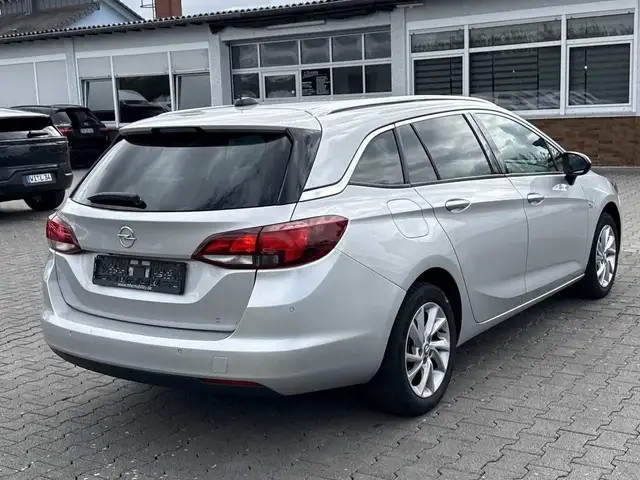 Opel Astra view 3