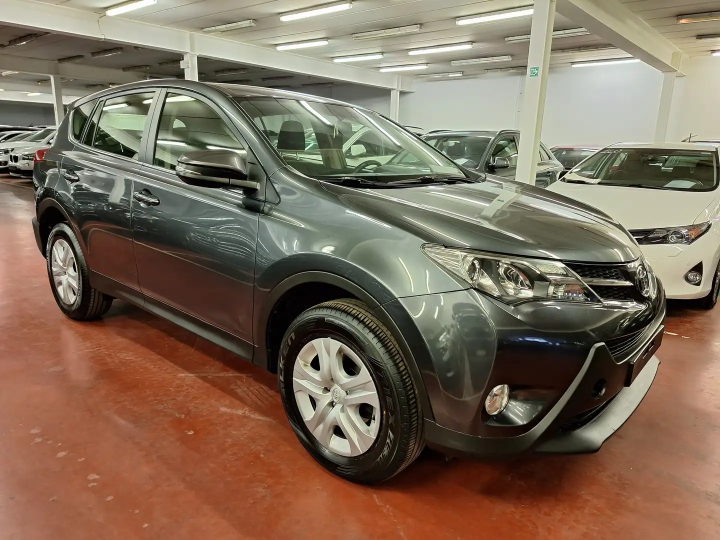 Toyota RAV 4 2.0 D-4D 4x2 - 10.500 € HTVA Grijs - 2