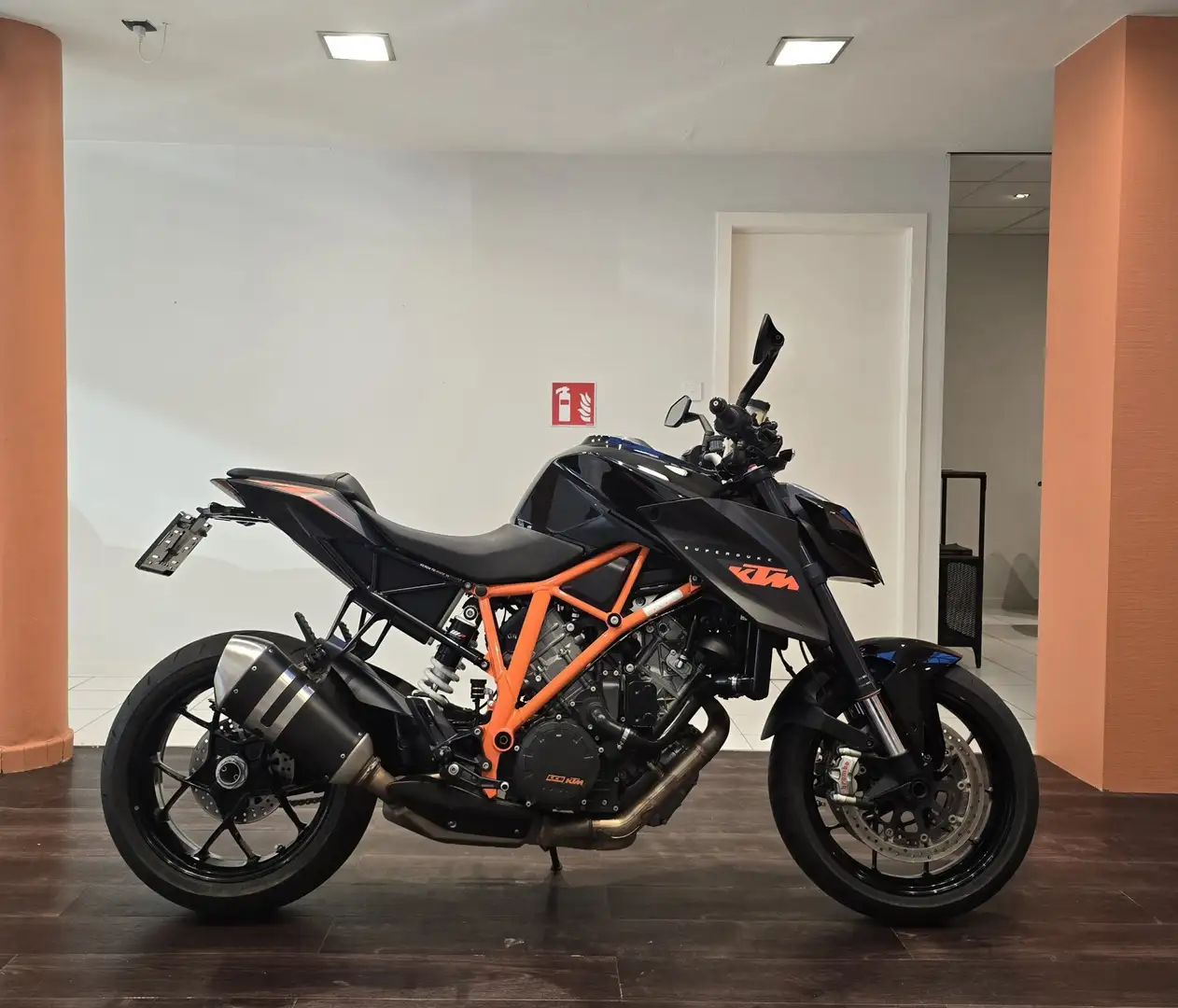 KTM 1290 Super Duke R - 1