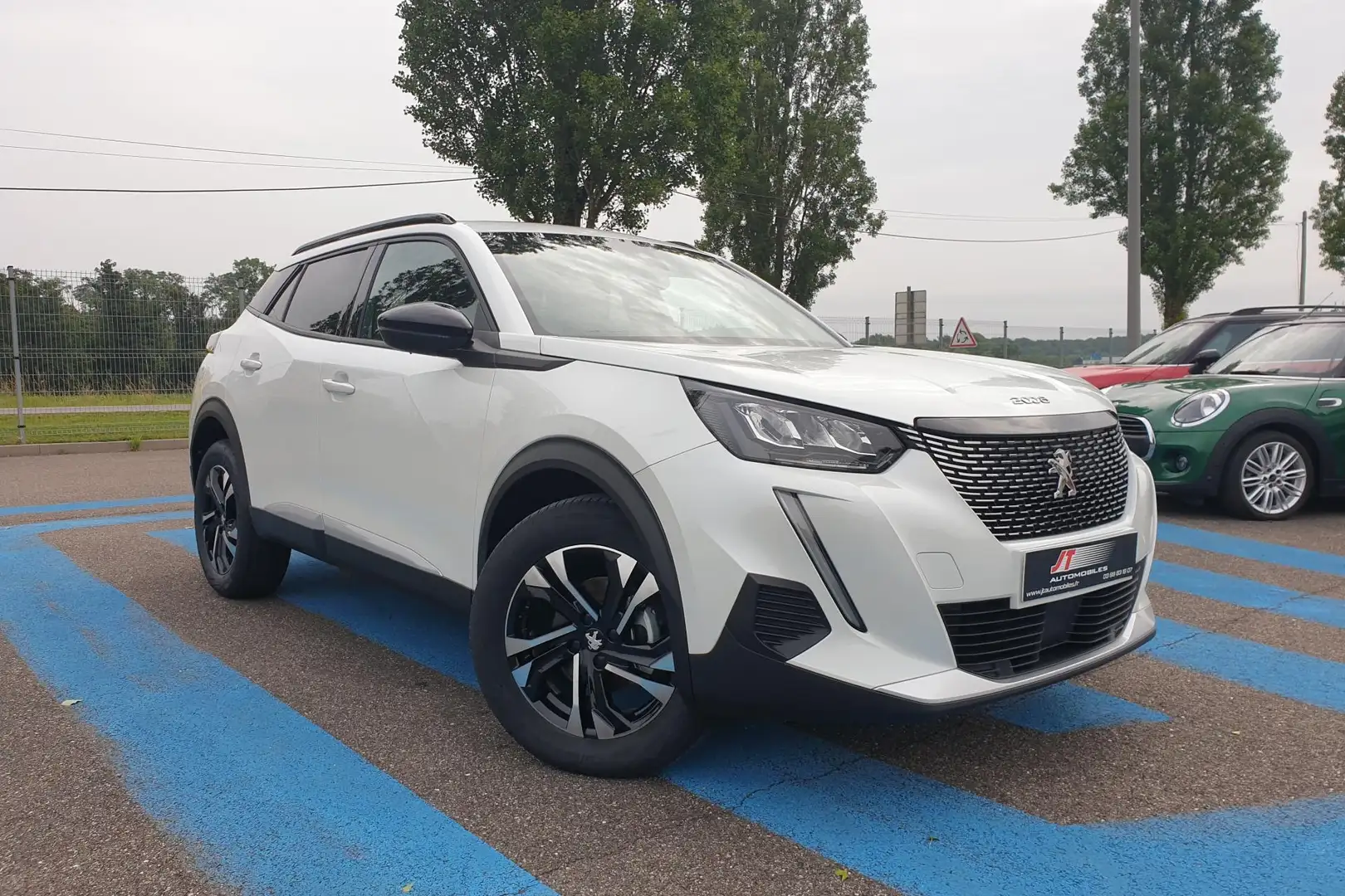Peugeot 2008 1.2i PureTech 12V S\u0026S - 130 - BV EAT8  Allure Blanc - 2