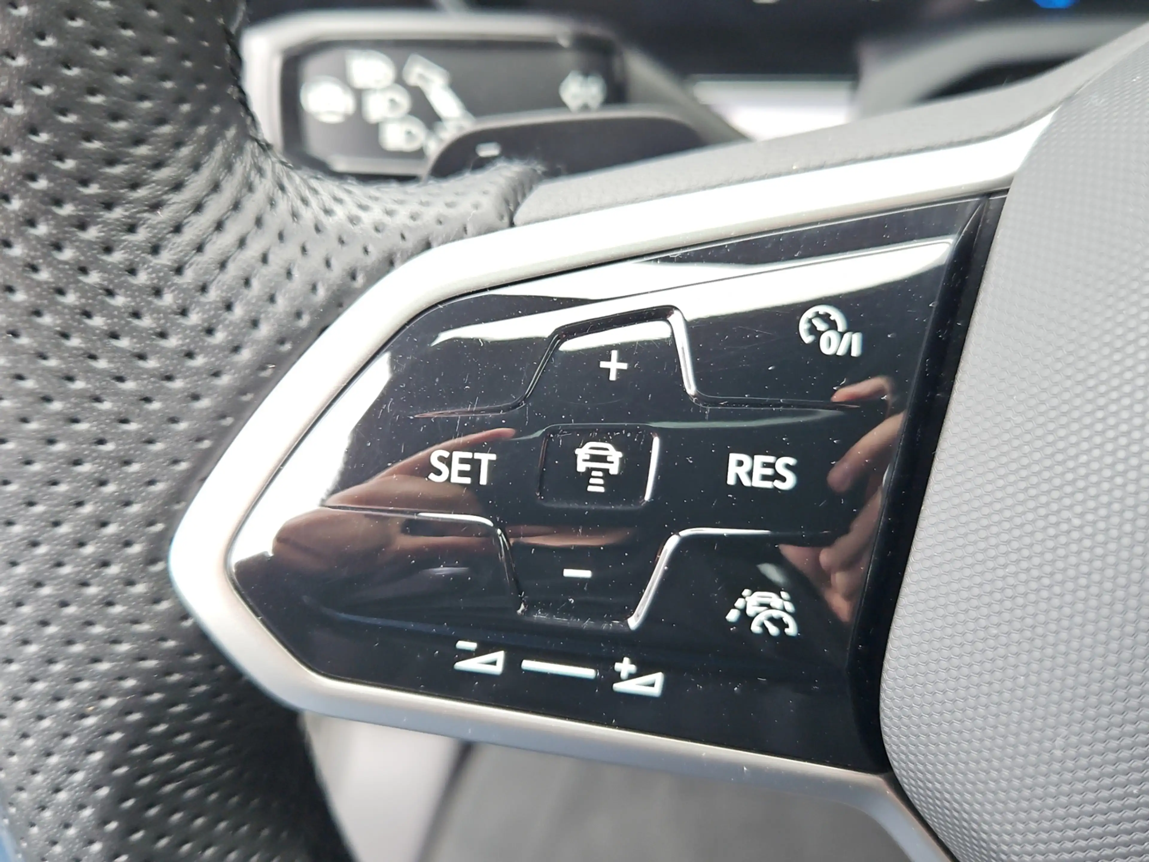 Volkswagen Touareg R-Line Black Style 4Motion 3.0 V6 TSI AHK HUD Pan — photo 14
