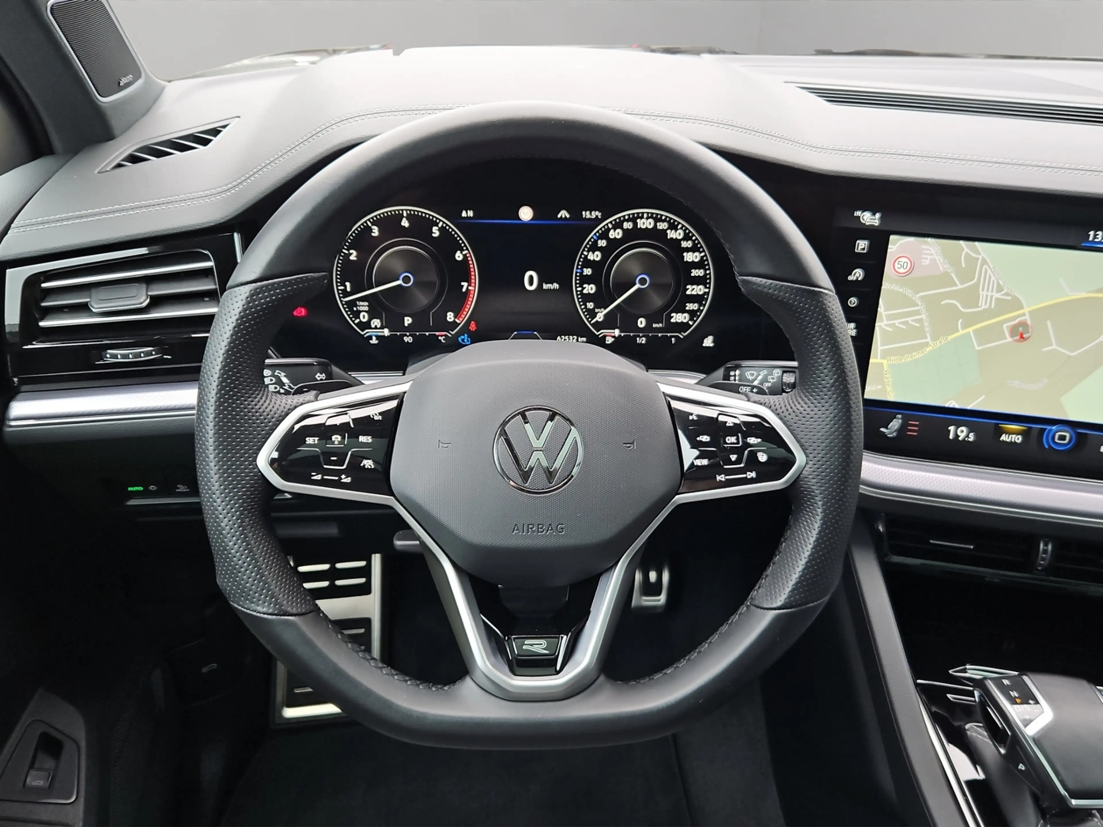 Volkswagen Touareg R-Line Black Style 4Motion 3.0 V6 TSI AHK HUD Pan — photo 13