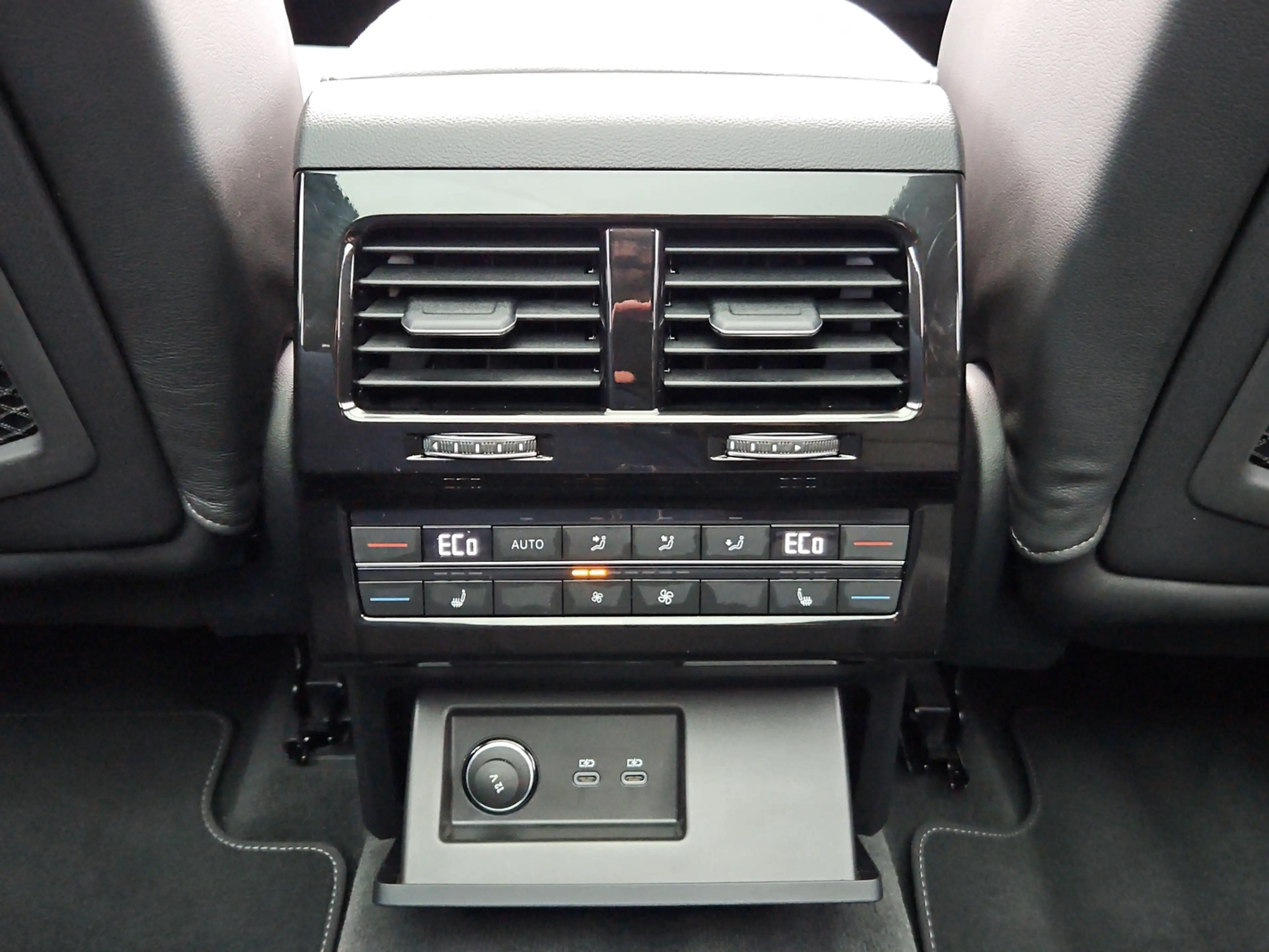 Volkswagen Touareg R-Line Black Style 4Motion 3.0 V6 TSI AHK HUD Pan — photo 20