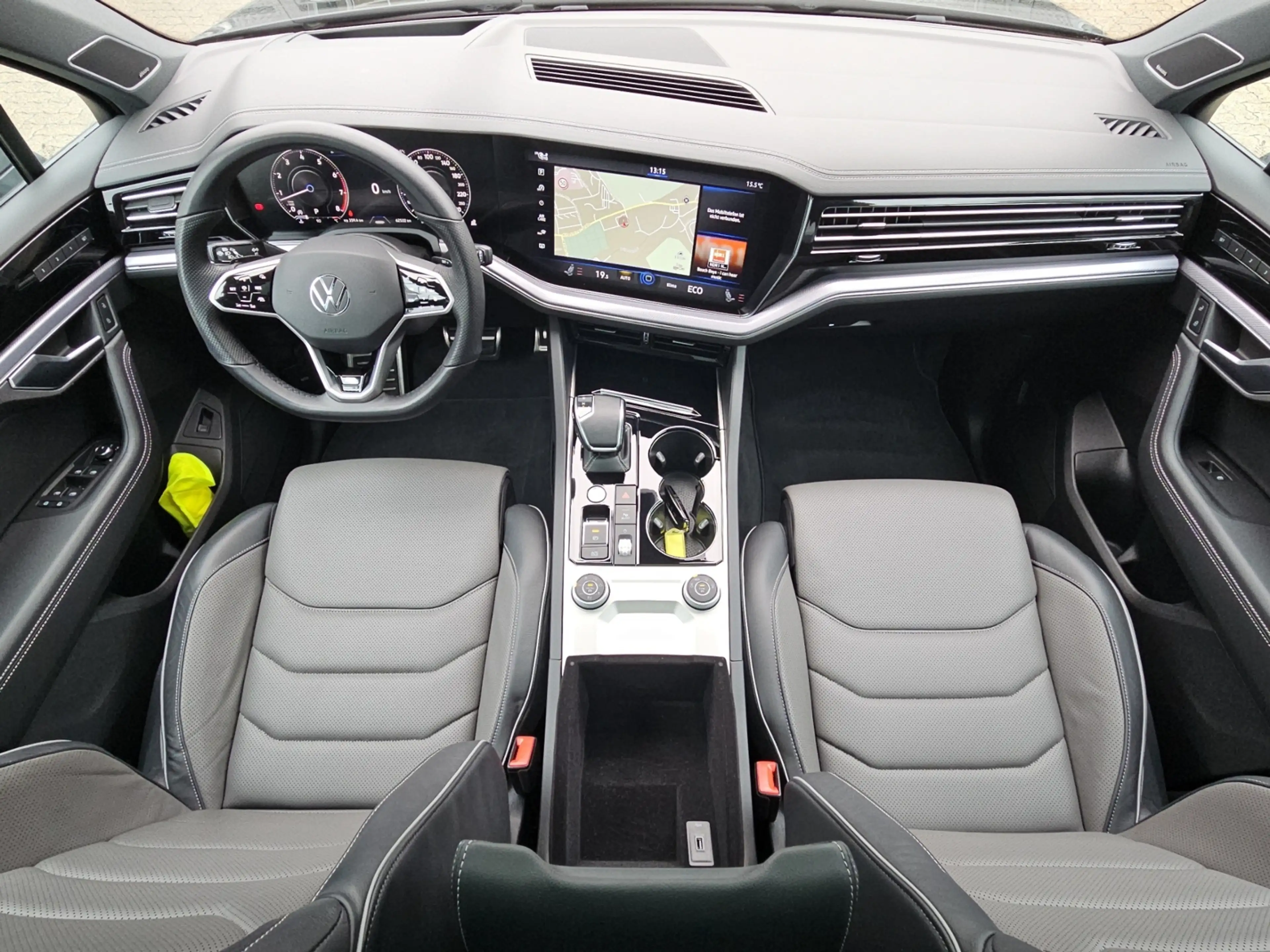 Volkswagen Touareg R-Line Black Style 4Motion 3.0 V6 TSI AHK HUD Pan — photo 12