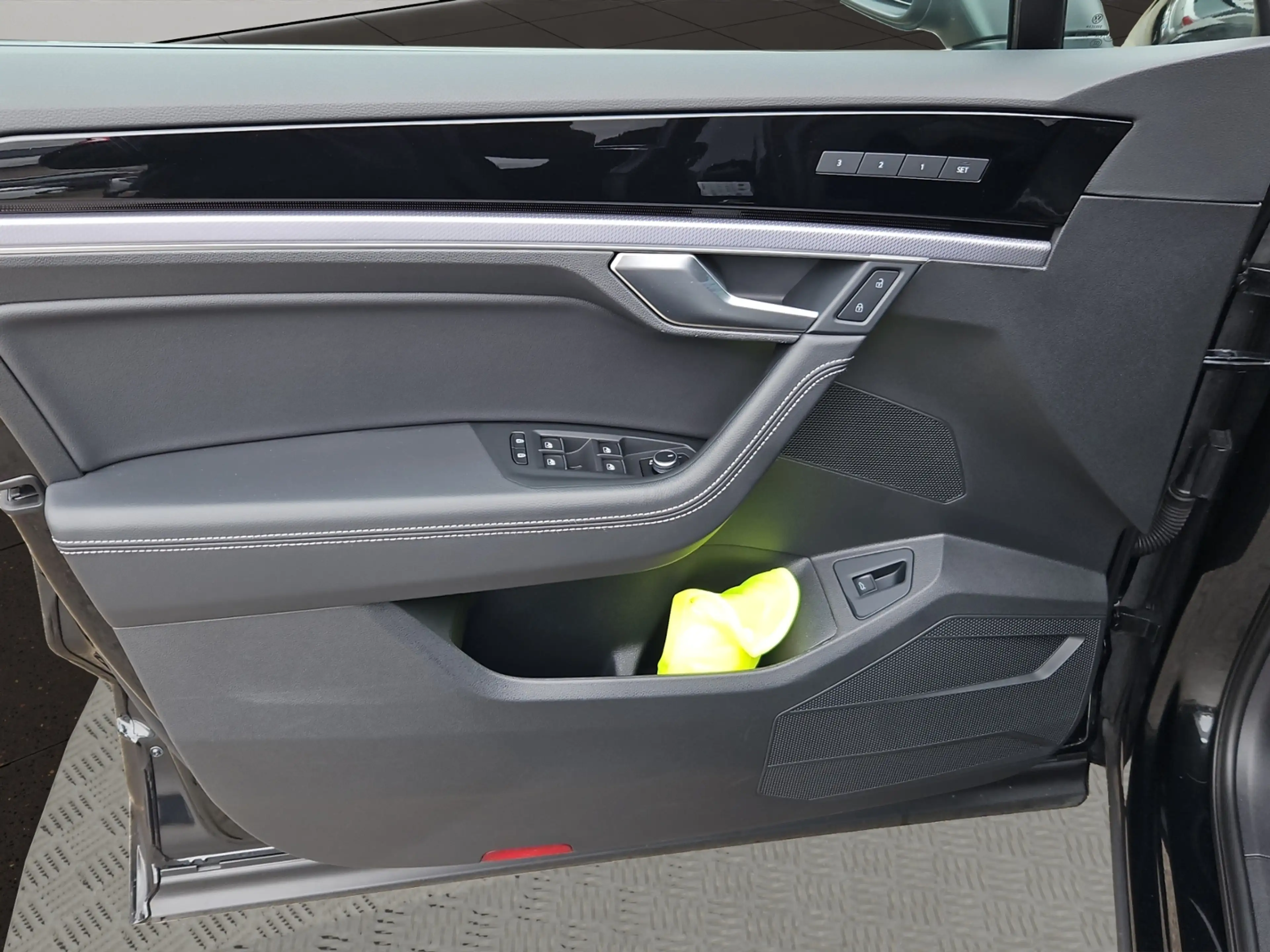 Volkswagen Touareg R-Line Black Style 4Motion 3.0 V6 TSI AHK HUD Pan — photo 17