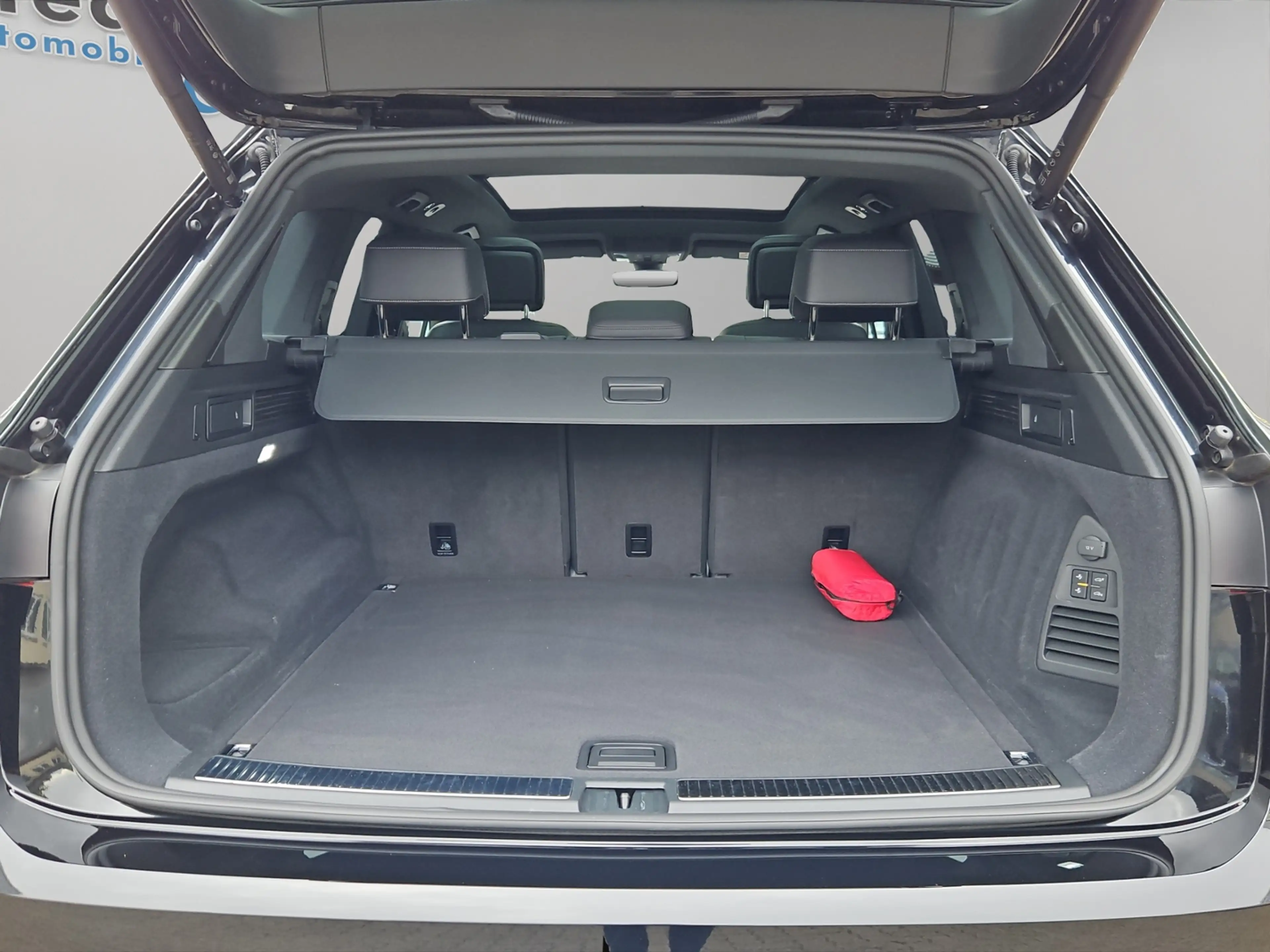 Volkswagen Touareg R-Line Black Style 4Motion 3.0 V6 TSI AHK HUD Pan — photo 21