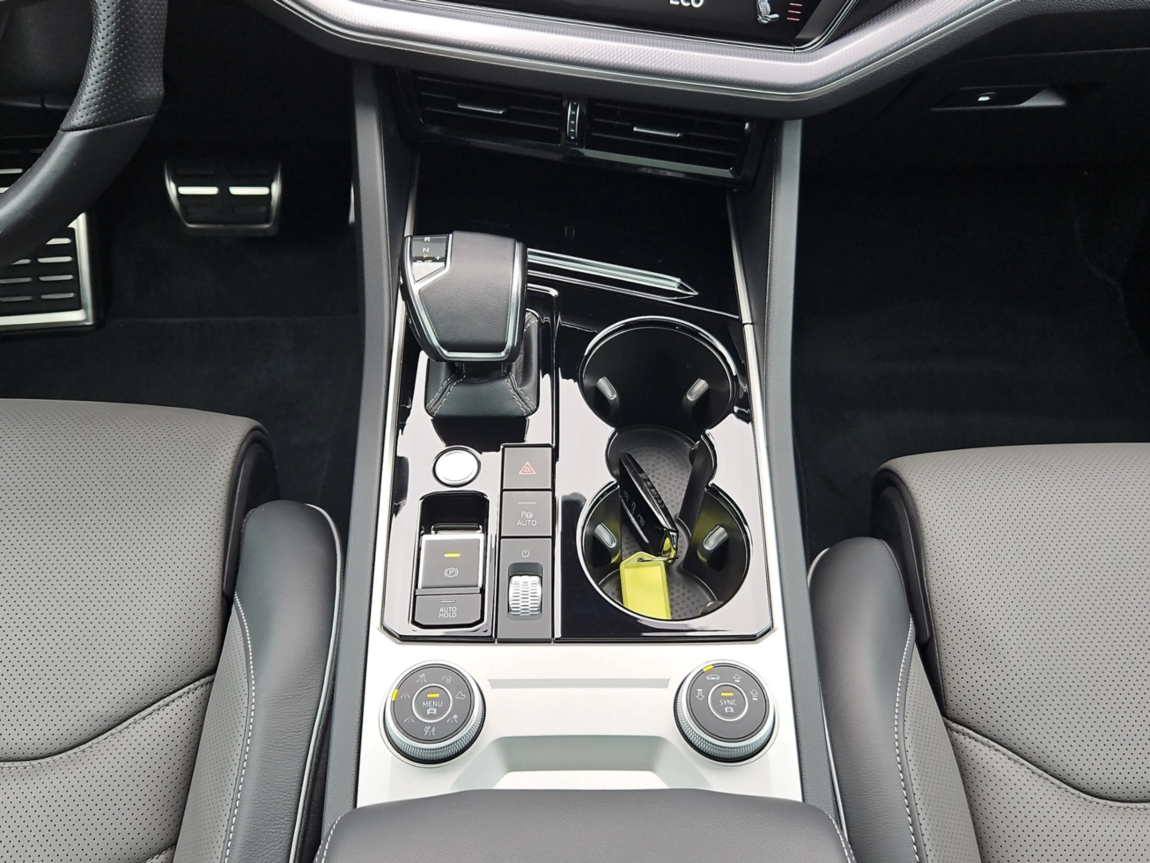Volkswagen Touareg R-Line Black Style 4Motion 3.0 V6 TSI AHK HUD Pan — photo 11