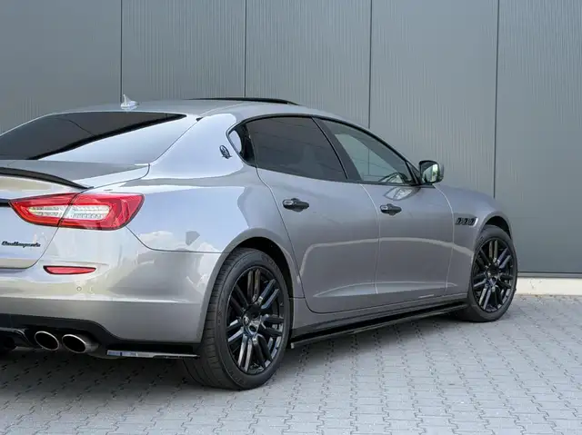 Maserati Quattroporte view 5
