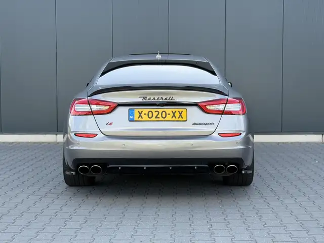 Maserati Quattroporte view 8
