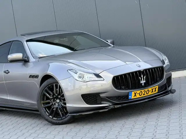 Maserati Quattroporte view 12