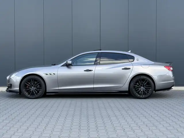 Maserati Quattroporte view 9