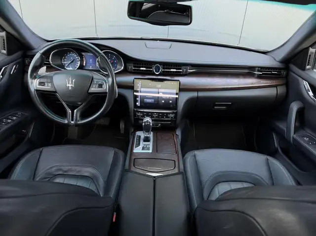 Maserati Quattroporte view 15