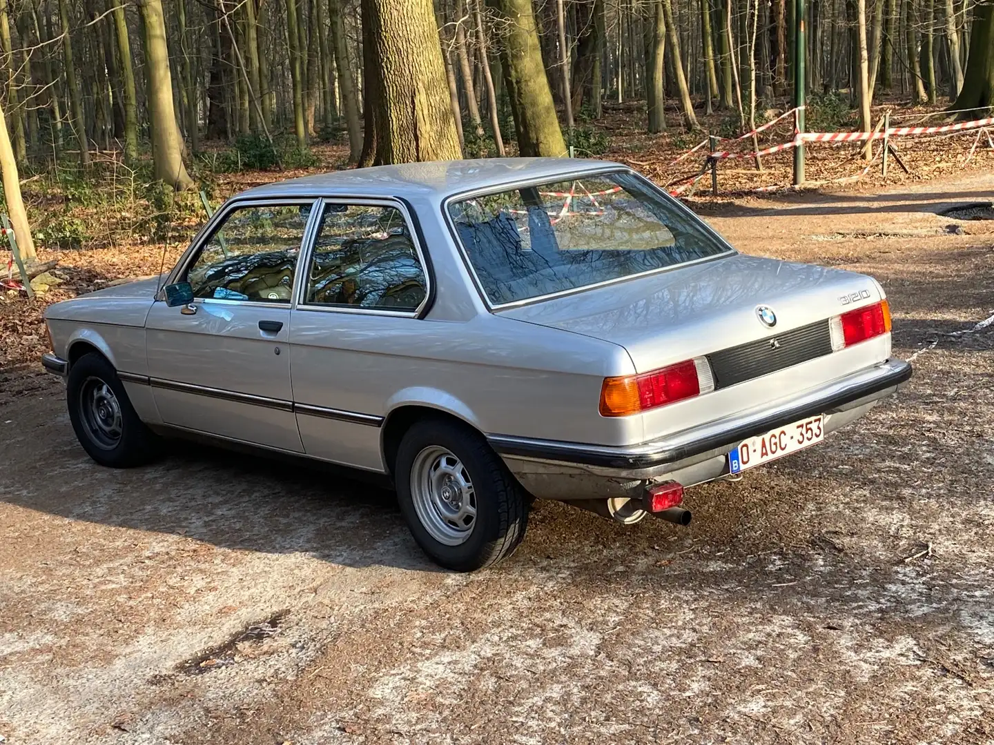 BMW 320 E21 BMW, fully documented. srebrna - 2