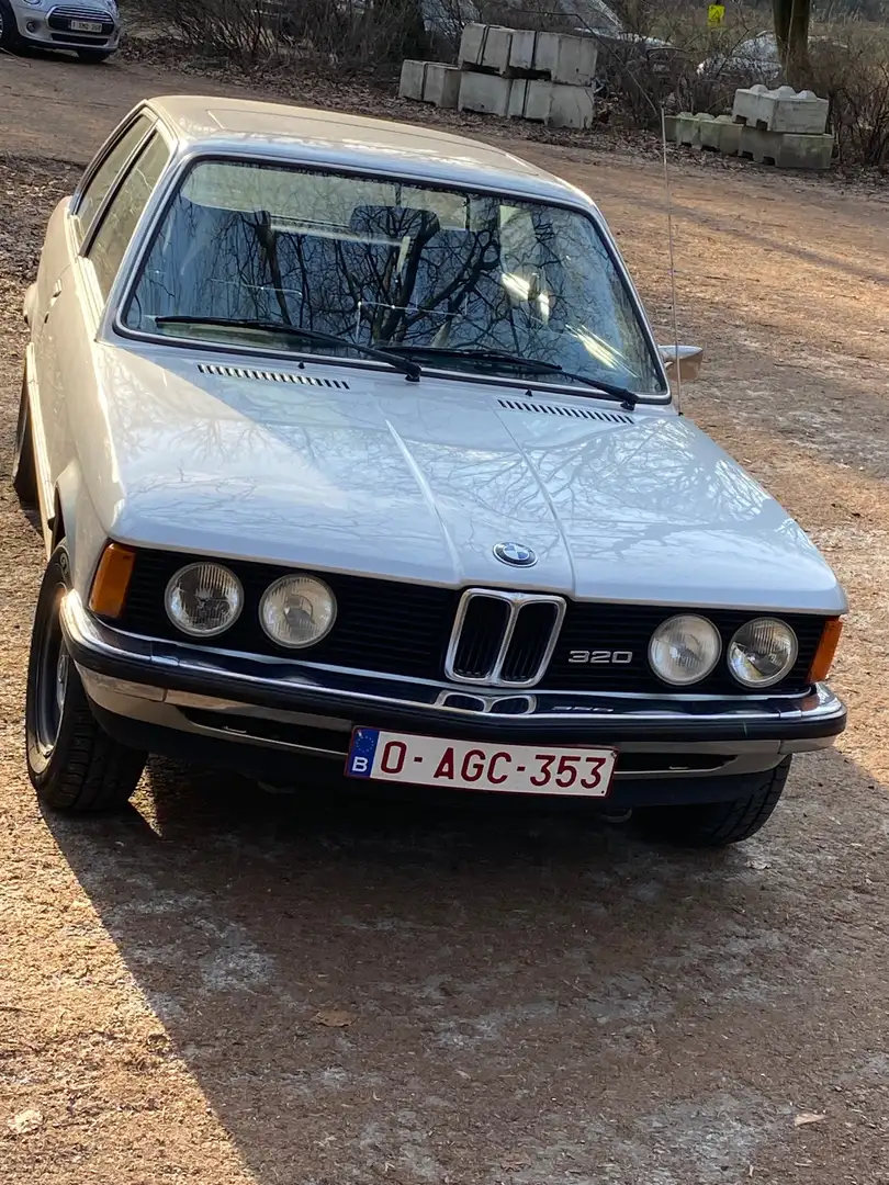 BMW 320 E21 BMW, fully documented. Gümüş rengi - 1