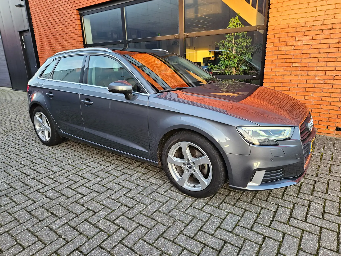Audi A3 TFSI Sportback Leder Pano Stoelverwarming Grijs - 2