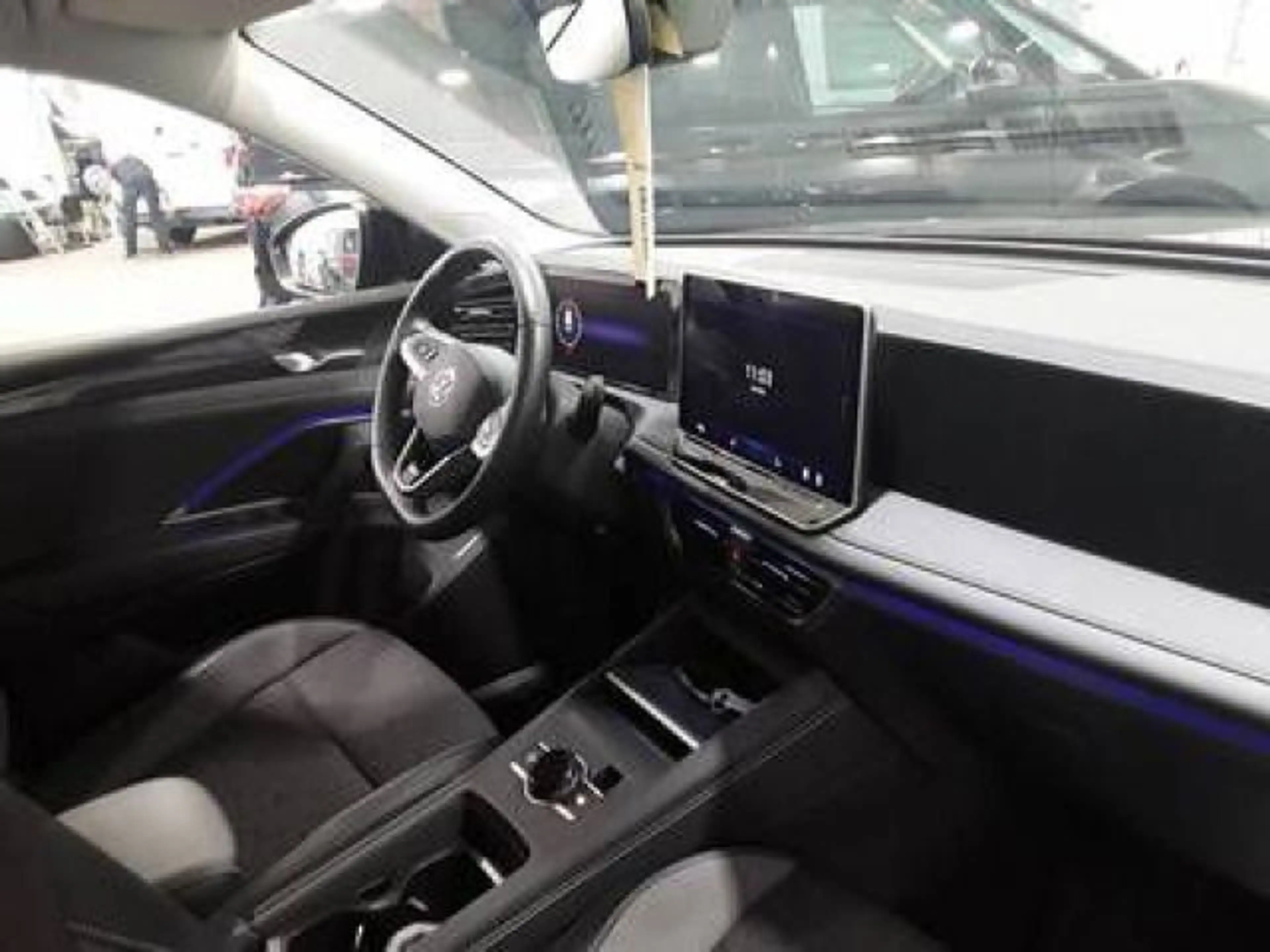 Volkswagen Tiguan 1.5 eTSI DSG GOAL NAVI AHK KAMERA KLIMA — photo 4