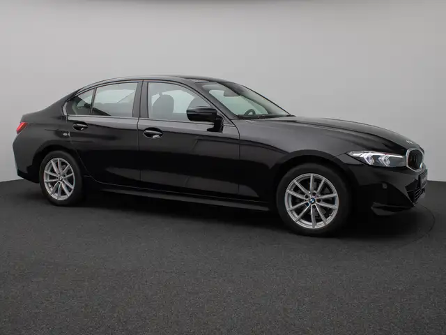 BMW 3 Series view 4