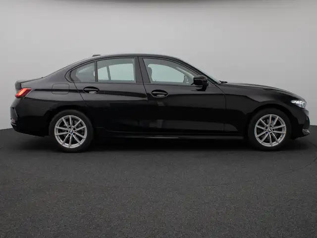 BMW 3 Series view 5