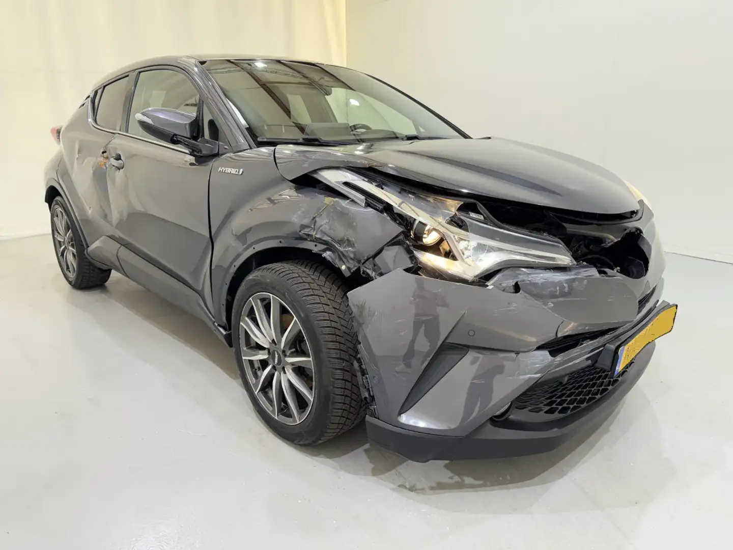 Toyota C-HR CH-R 1.8 Hybrid Executive Grijs - 1