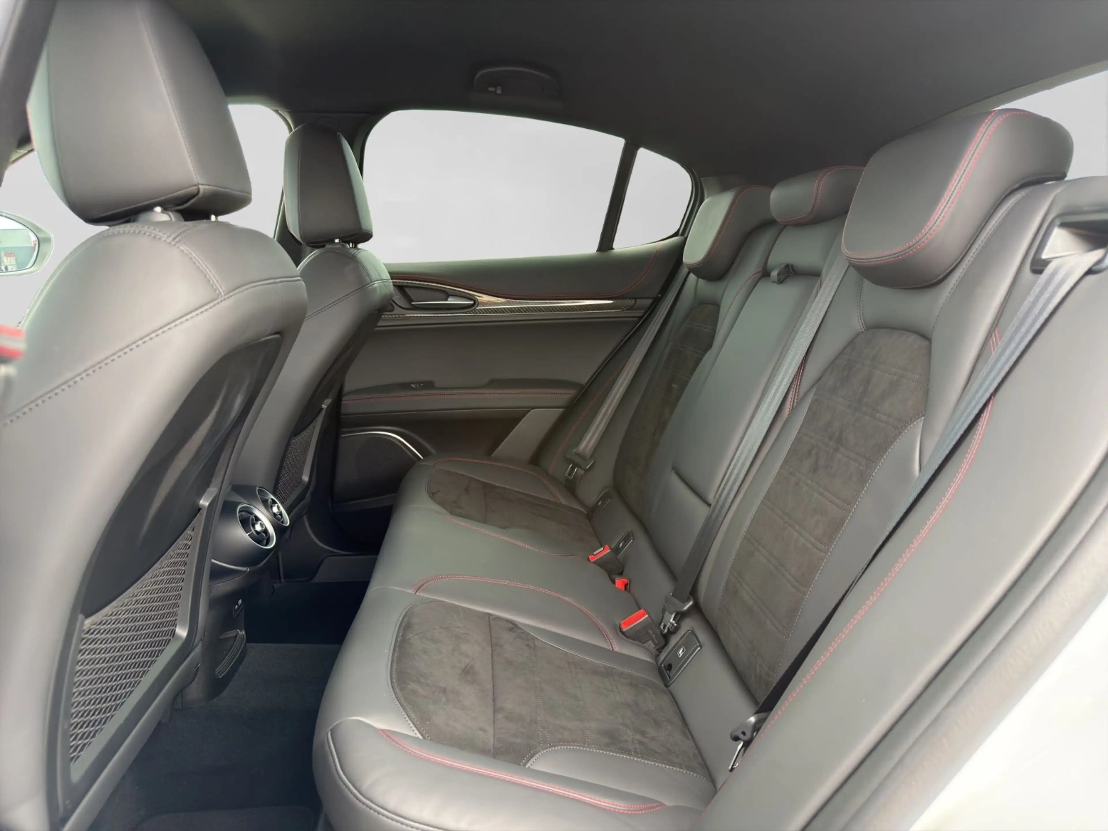 Alfa Romeo Stelvio Estrema Q4 Carbon CarPlay Kamera ACC LED — photo 10