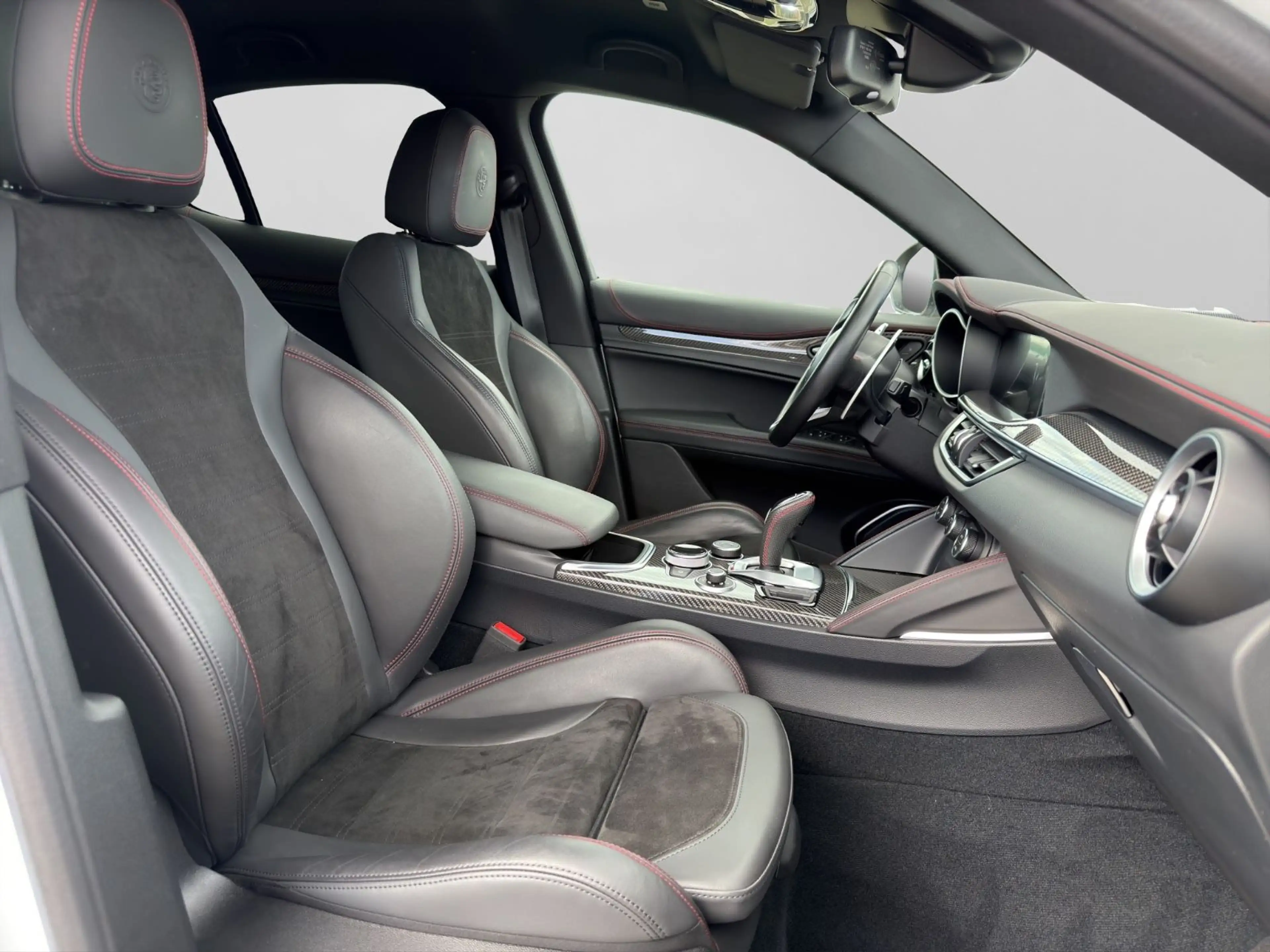 Alfa Romeo Stelvio Estrema Q4 Carbon CarPlay Kamera ACC LED — photo 11