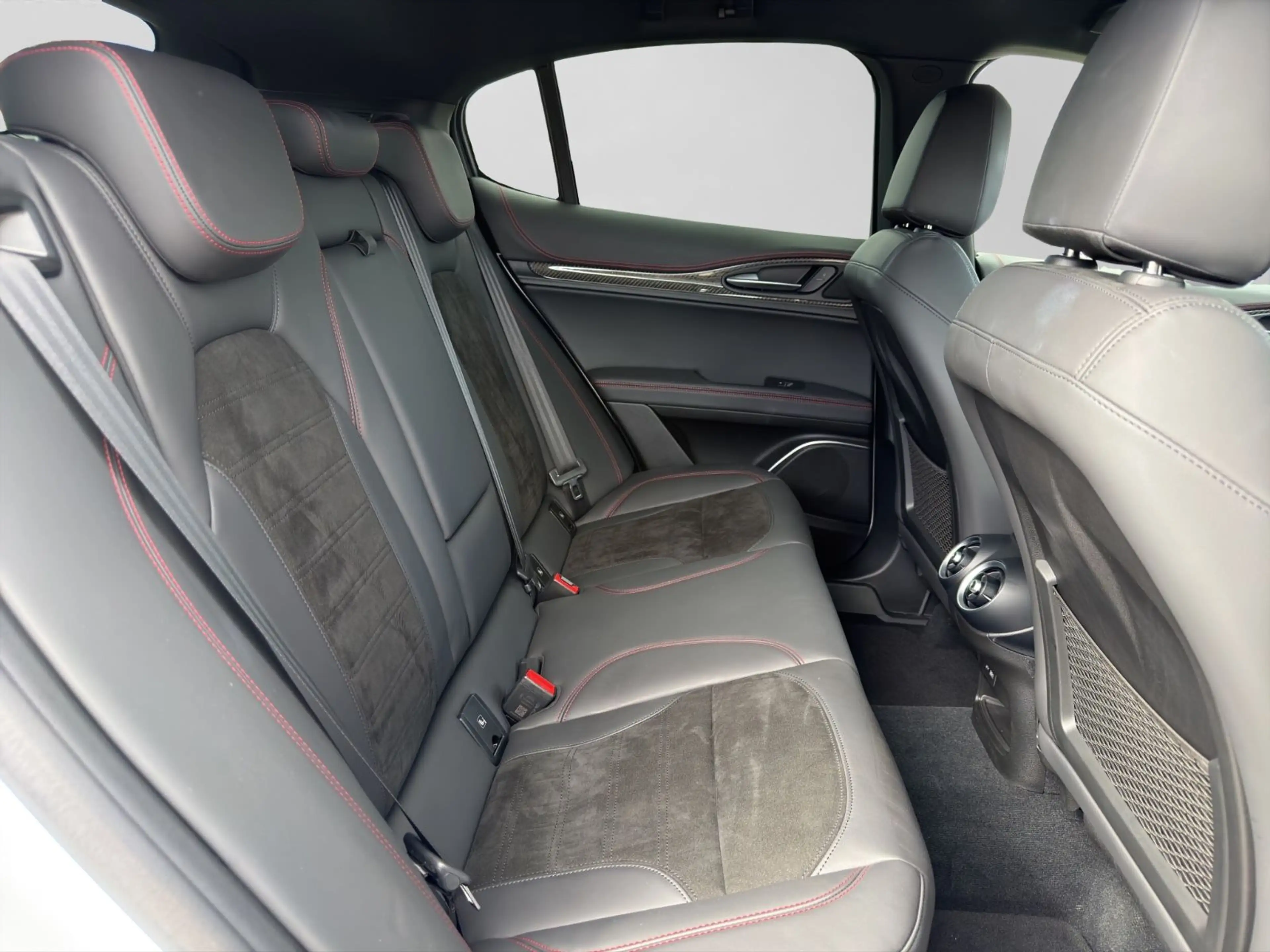 Alfa Romeo Stelvio Estrema Q4 Carbon CarPlay Kamera ACC LED — photo 12