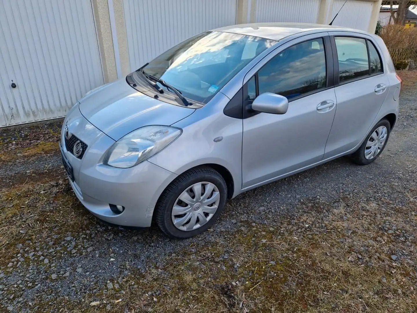 Toyota Yaris 1.3i VVT-i 16v Sol Zilver - 1