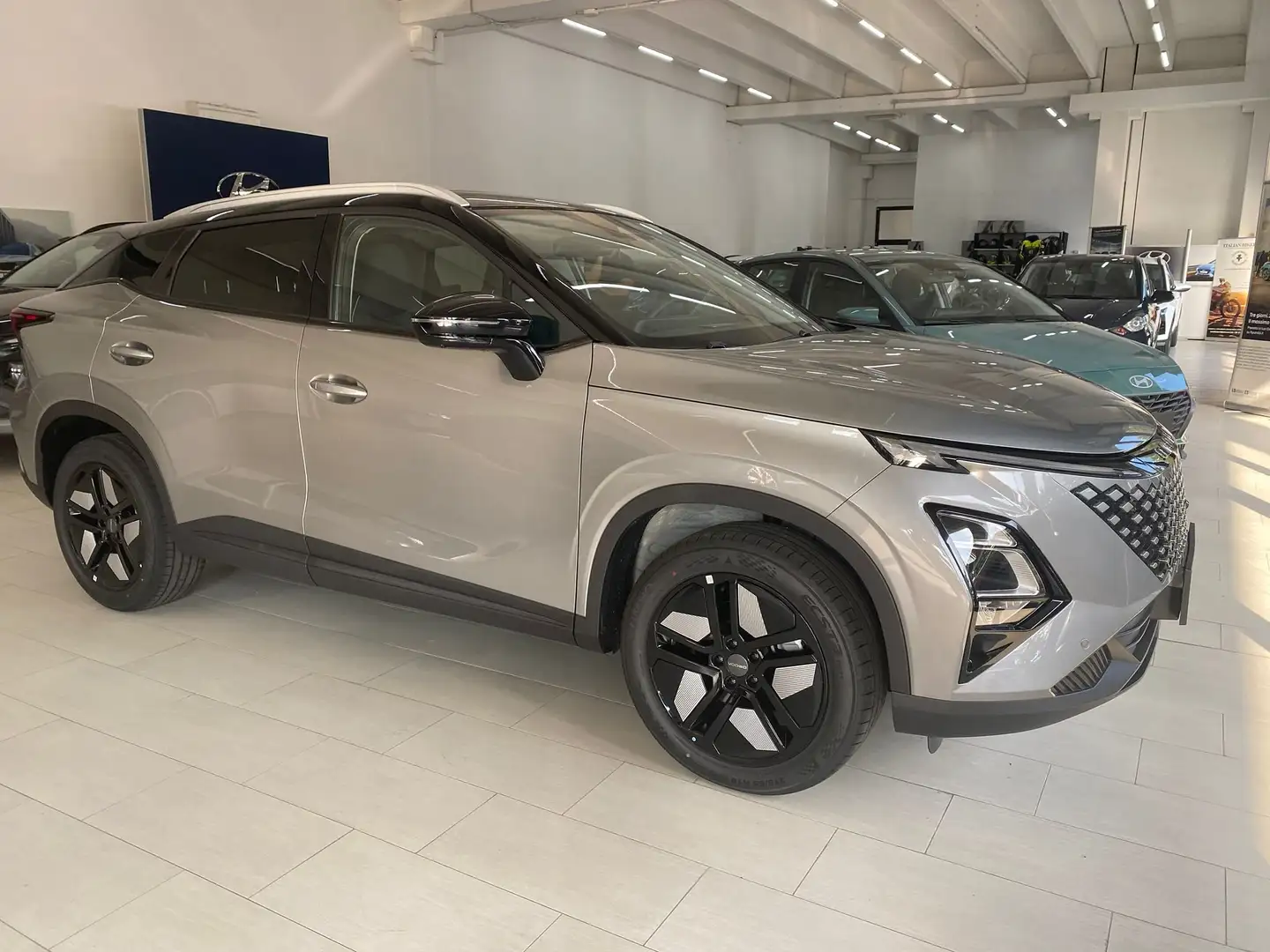 Omoda 5 HYBRID SUPER HYBRID PURE 224cv Weiß - 2