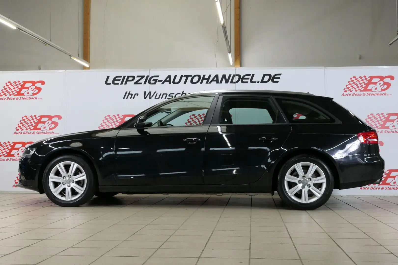 Audi A4 Avant Attraction 1,8 TFSI*AUT*NAV*SHZ*AHK* Schwarz - 2
