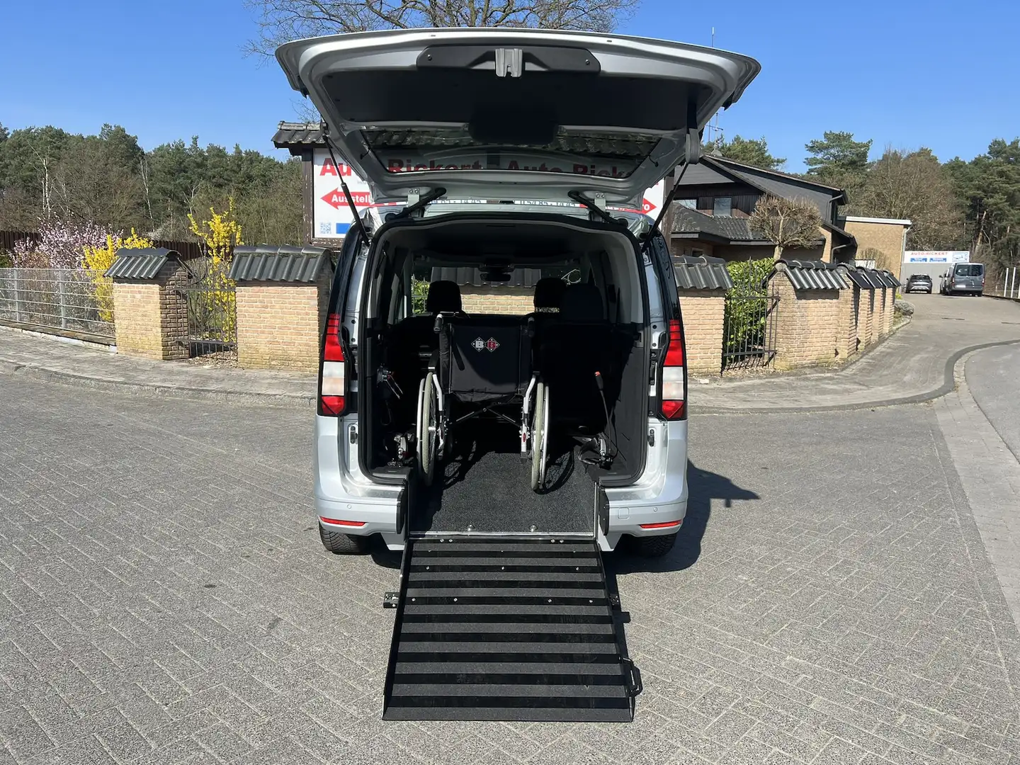 Volkswagen Caddy mit neuem Rollstuhlumbau, Klima,Tempomat Silber - 2