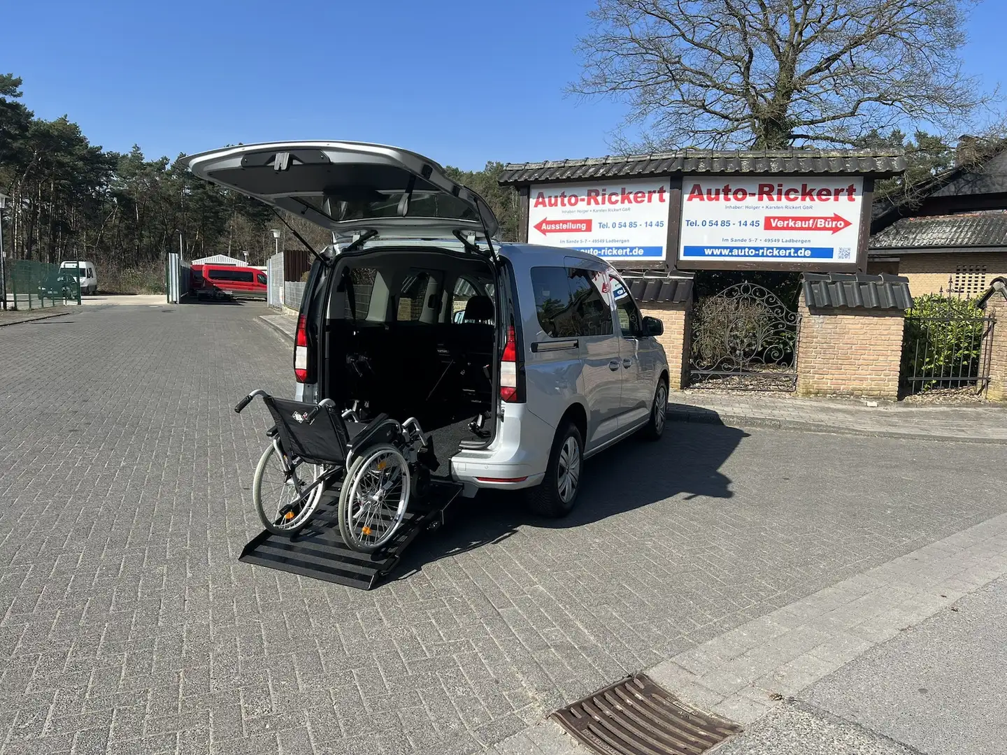 Volkswagen Caddy mit neuem Rollstuhlumbau, Klima,Tempomat Silber - 1