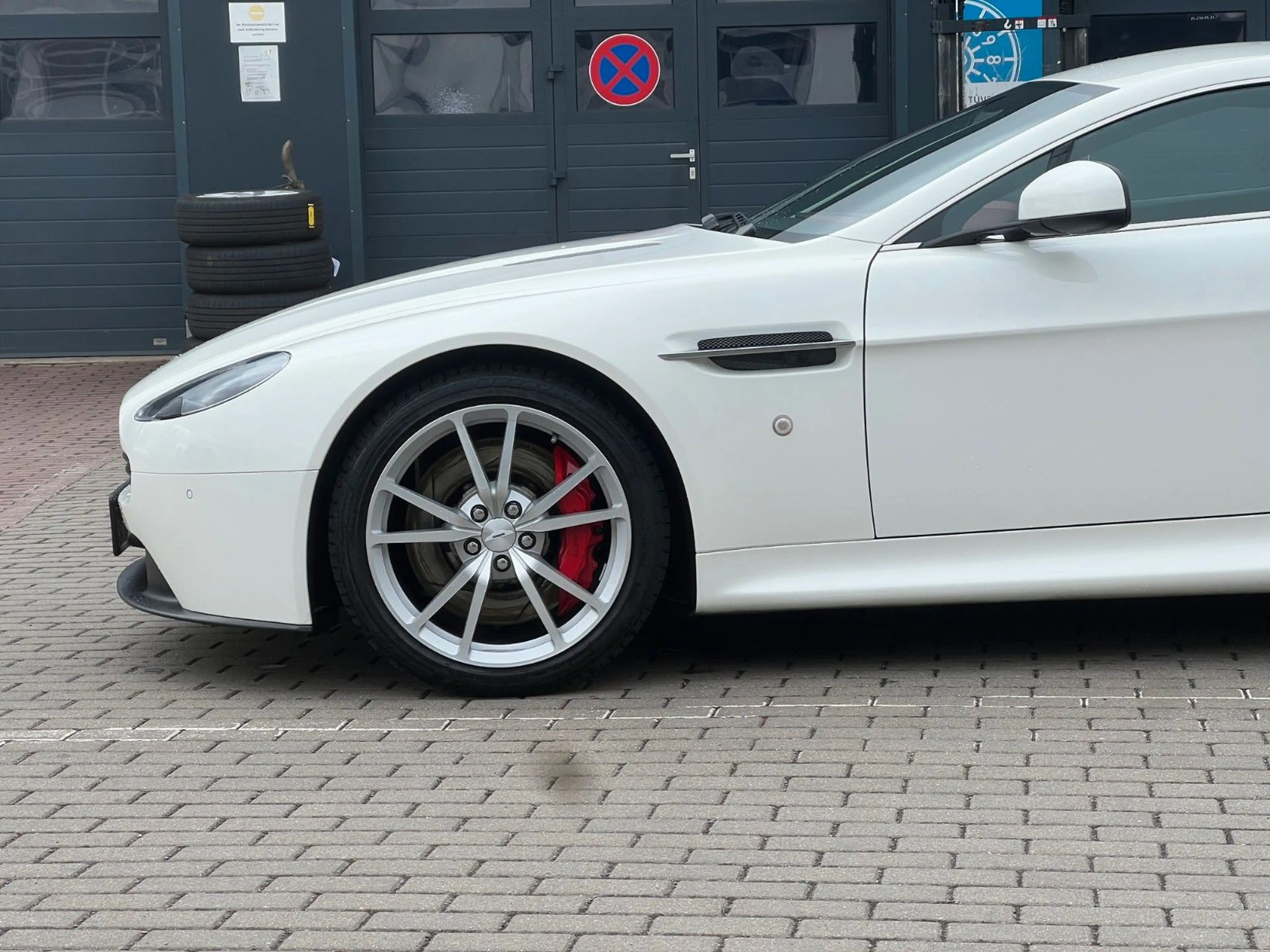 Aston Martin V8 Coupe*RFK nur 18TKM*wie NEU — photo 3