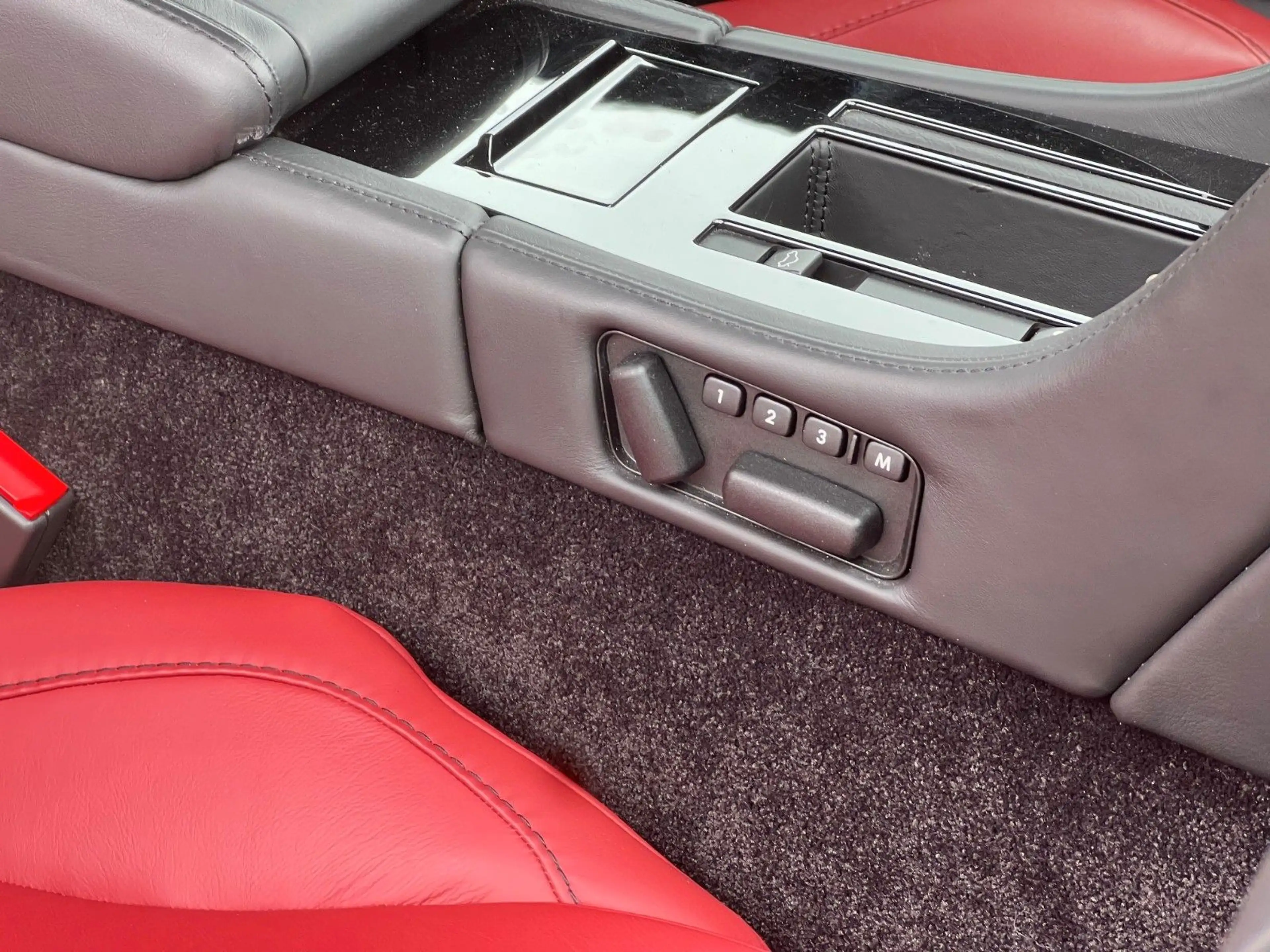 Aston Martin V8 Coupe*RFK nur 18TKM*wie NEU — photo 23