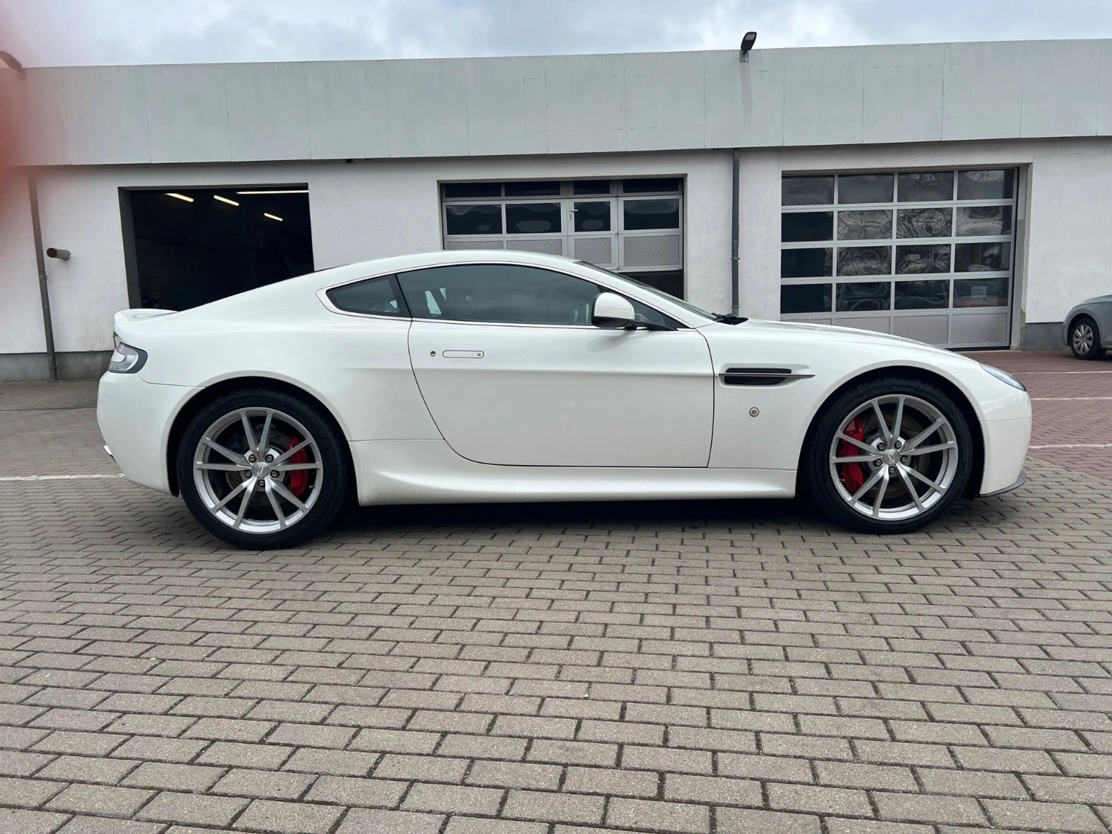 Aston Martin V8 Coupe*RFK nur 18TKM*wie NEU — photo 11