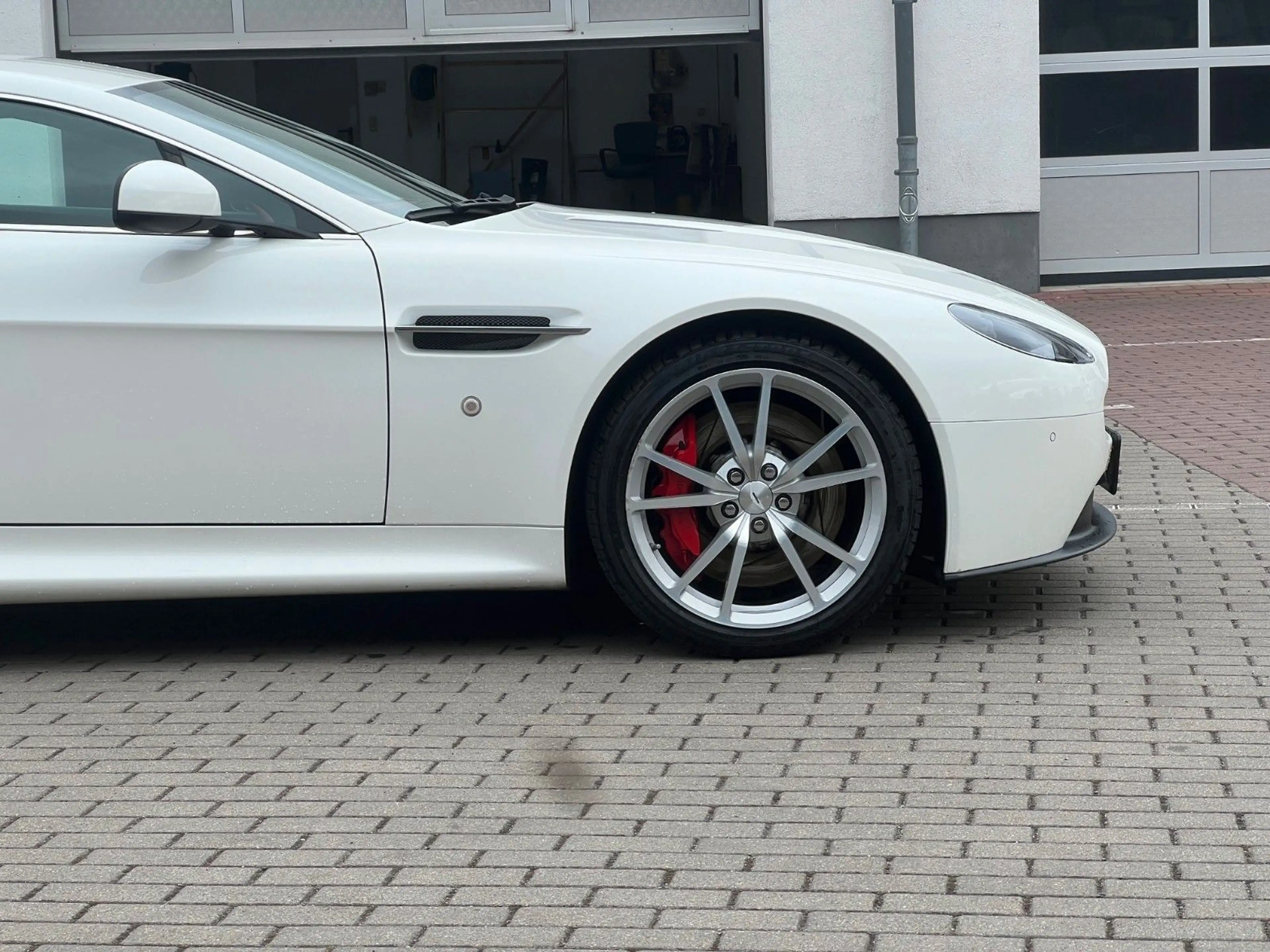 Aston Martin V8 Coupe*RFK nur 18TKM*wie NEU — photo 10