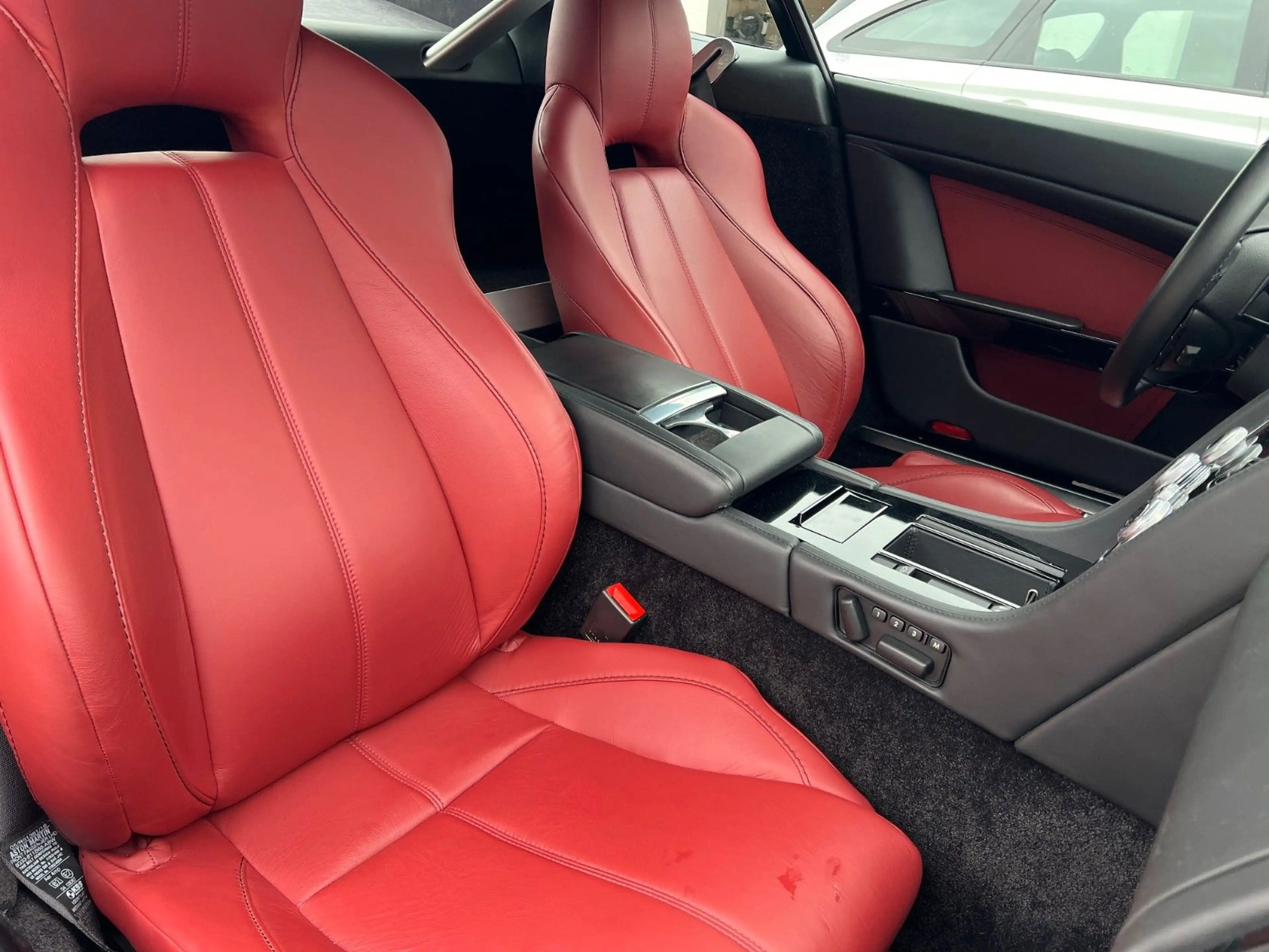 Aston Martin V8 Coupe*RFK nur 18TKM*wie NEU — photo 22
