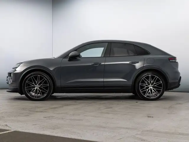Porsche Macan view 3