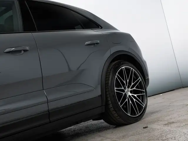 Porsche Macan view 7