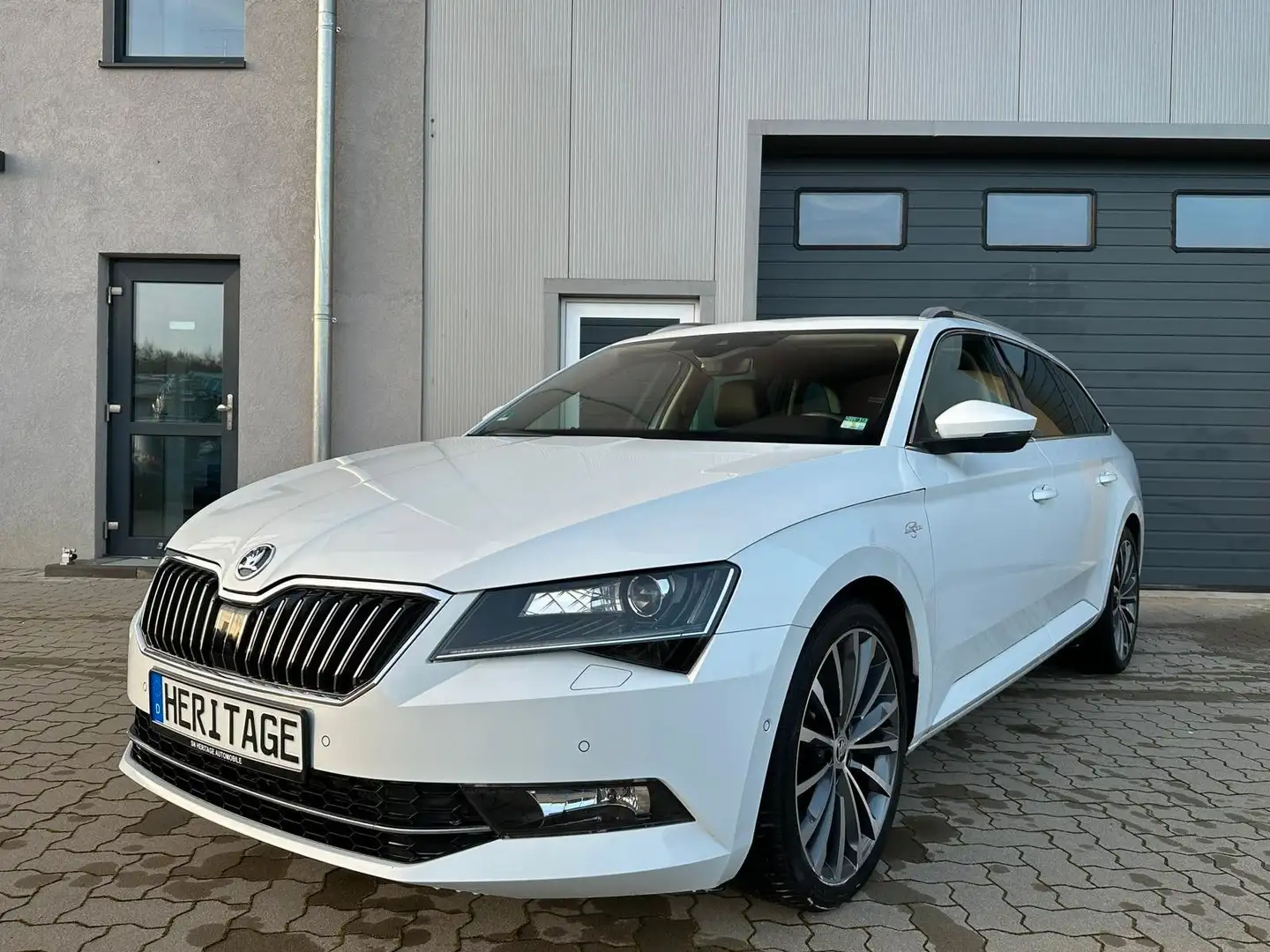 Skoda Superb Combi L&K 4x4/Pano/Kamera/ACC Weiß - 1
