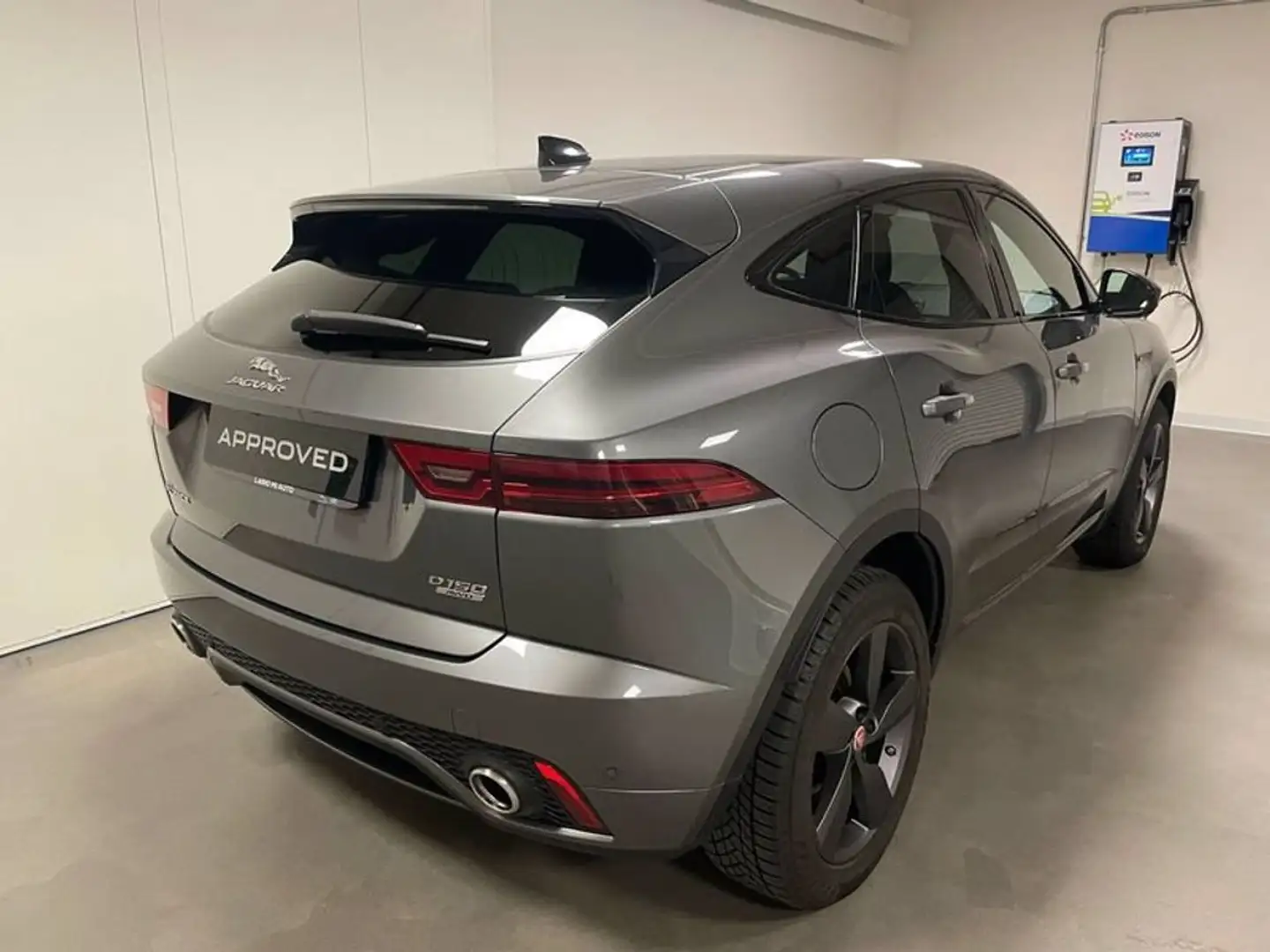 Jaguar E-Pace 2.0d i4 chequered flag awd 150cv auto Grigio - 2